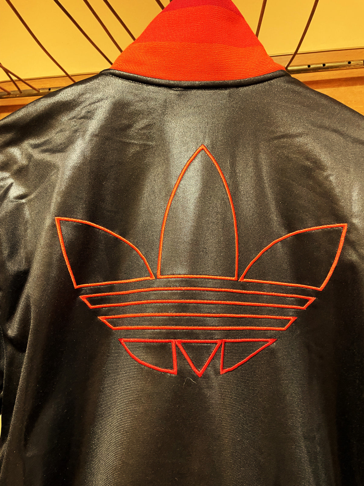UNIQUE ITEM: Αθλητική Ζακέτα ADIDAS Originals Chile 62 Track Jacket σε Μαύρο χρώμα (Ανδρικό S - Γυναικείο Άνετο Μ/L)