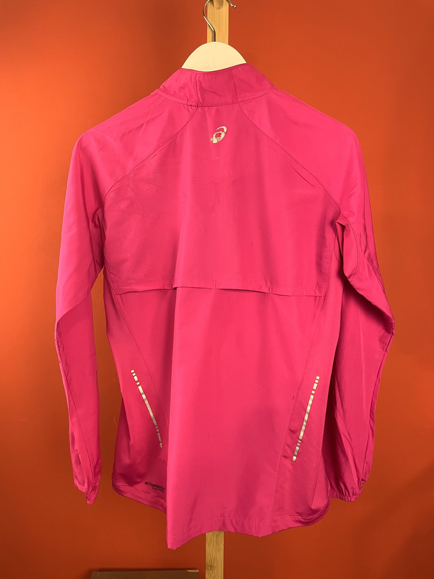 Αθλητικό, ελαφρύ Γυναικείο Τζάκετ ASICS σε Φούξια χρώμα (Εφαρμοστό L)