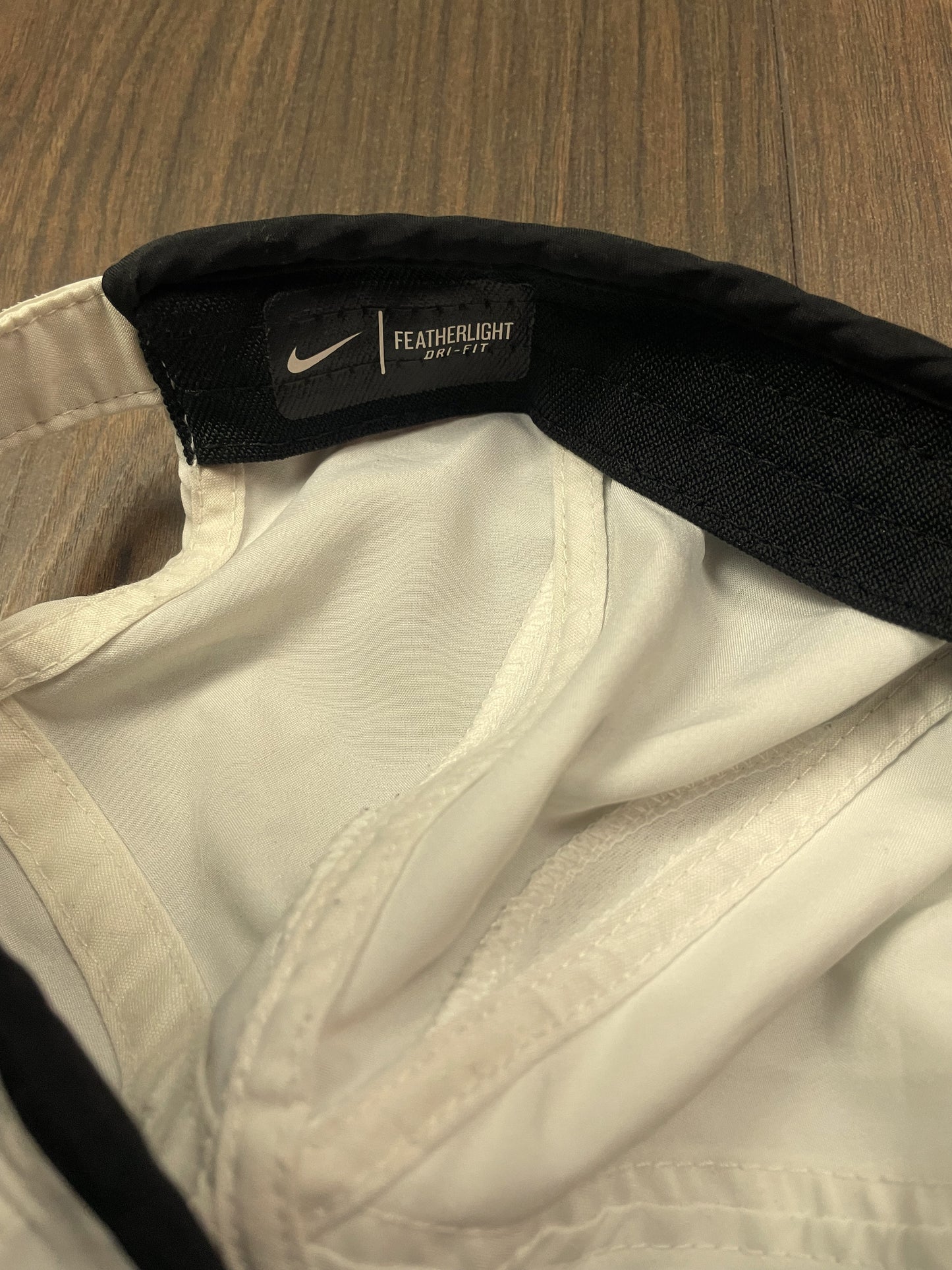 Καπέλο / Τζόκεϊ NIKE Feather Light - Dri Fit σε σπασμένο Λευκό χρώμα