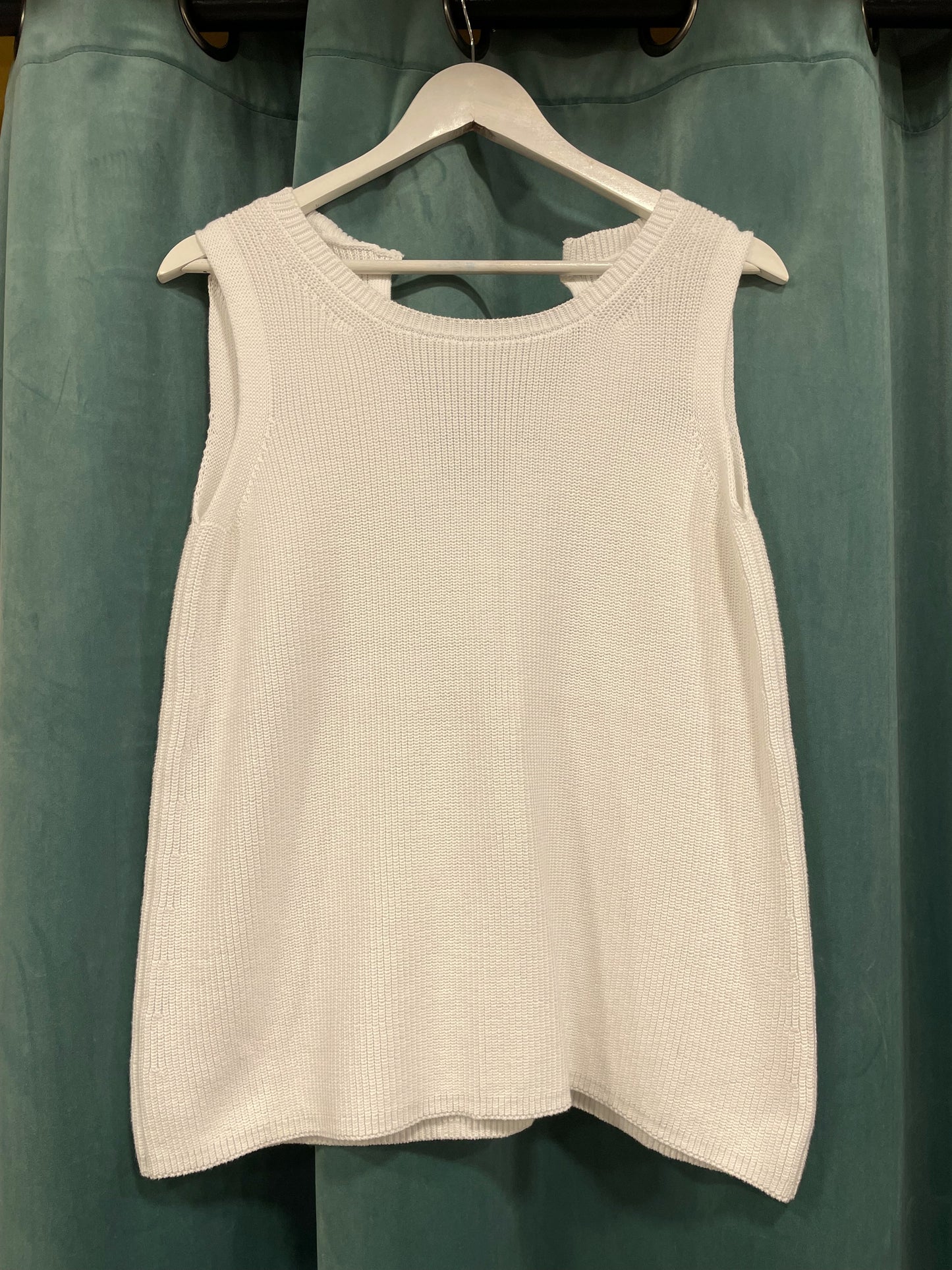 Αμάνικη, Γυναικεία Πλεκτή Μπλούζα σε Λευκό Χρώμα (Άνετο M/L)