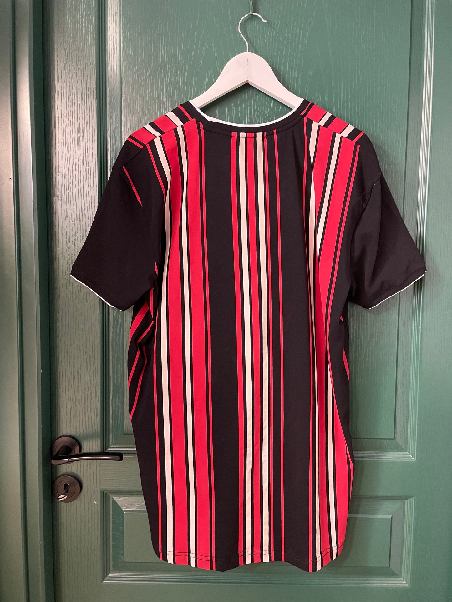 Stock, Κοντομάνικη Ανδρική Μπλούζα - T-Shirt REDBRIDGE σε Μαύρο - Κόκκινο χρώμα (L/XL- Εφαρμοστό)