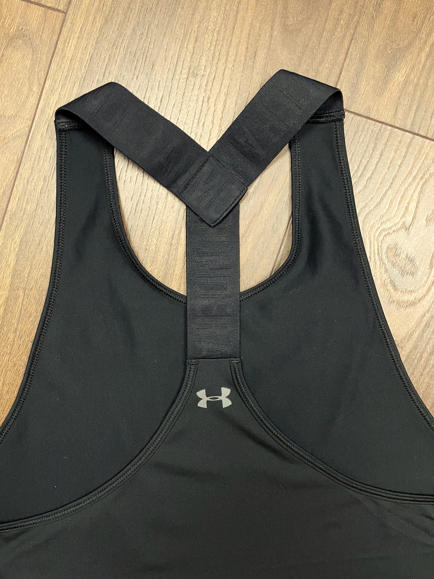 Αμάνικη, Γυναικεία Αθλητική Μπλούζα UNDER ARMOUR σε Μαύρο χρώμα (Medium)