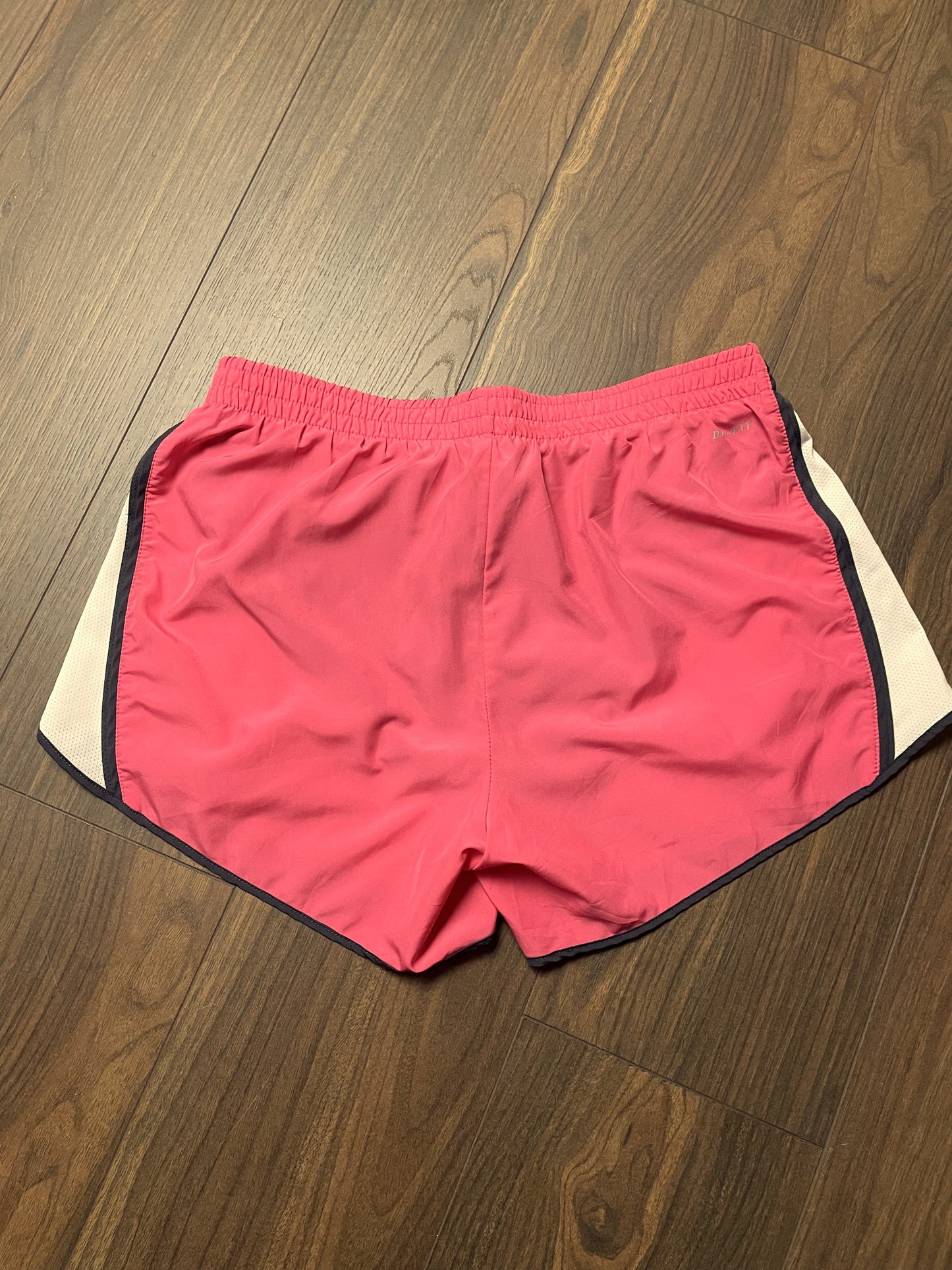 Γυναικείο Αθλητικό Σορτς NIKE σε Σκούρο Ροζ / Ροδακινί Χρώμα (Άνετο Medium)