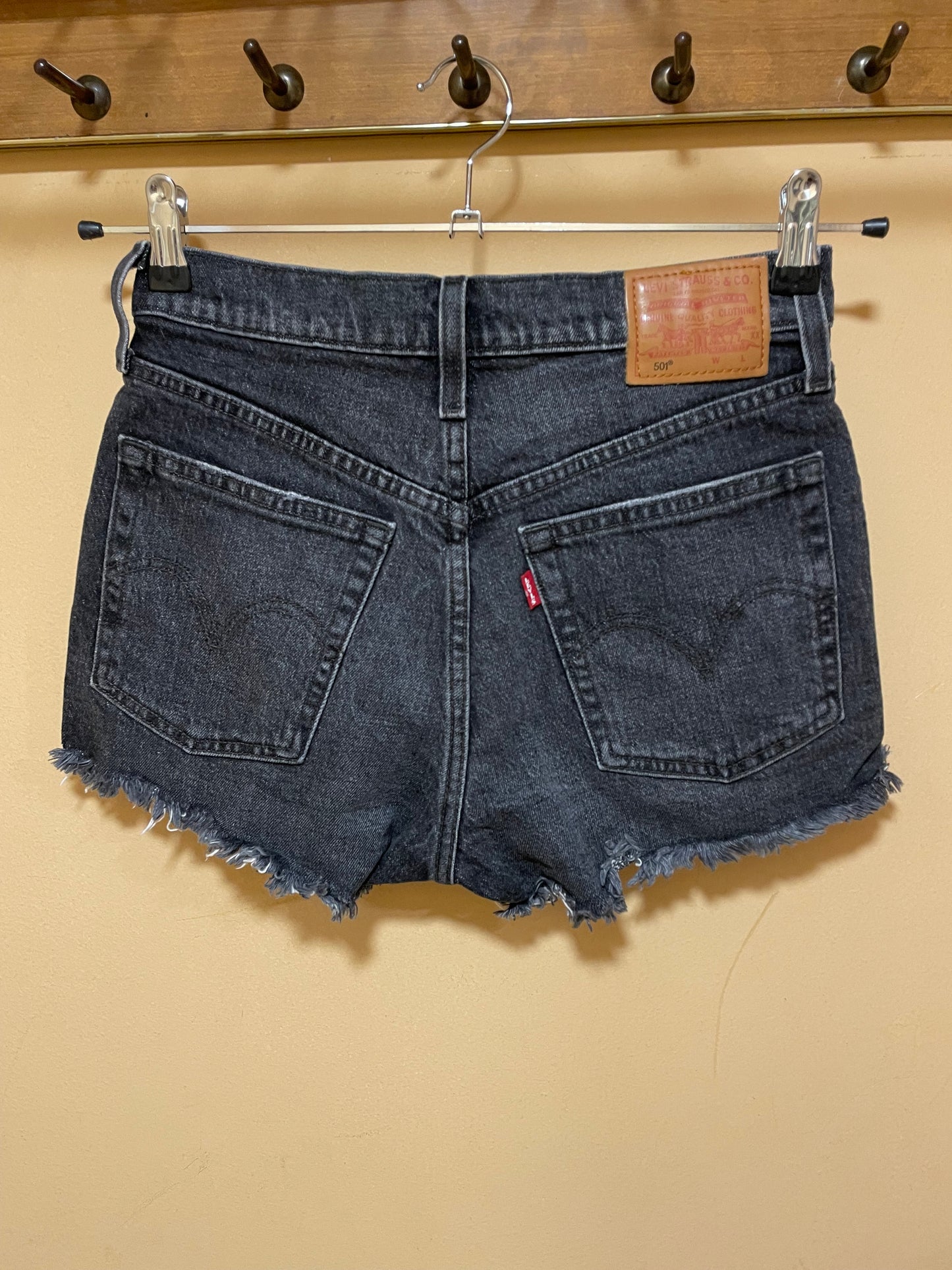 Γυναικείο Τζιν Σορτς LEVI'S 501 σε Ξεθωριασμένο Γκρι χρώμα (No W25 - XS)