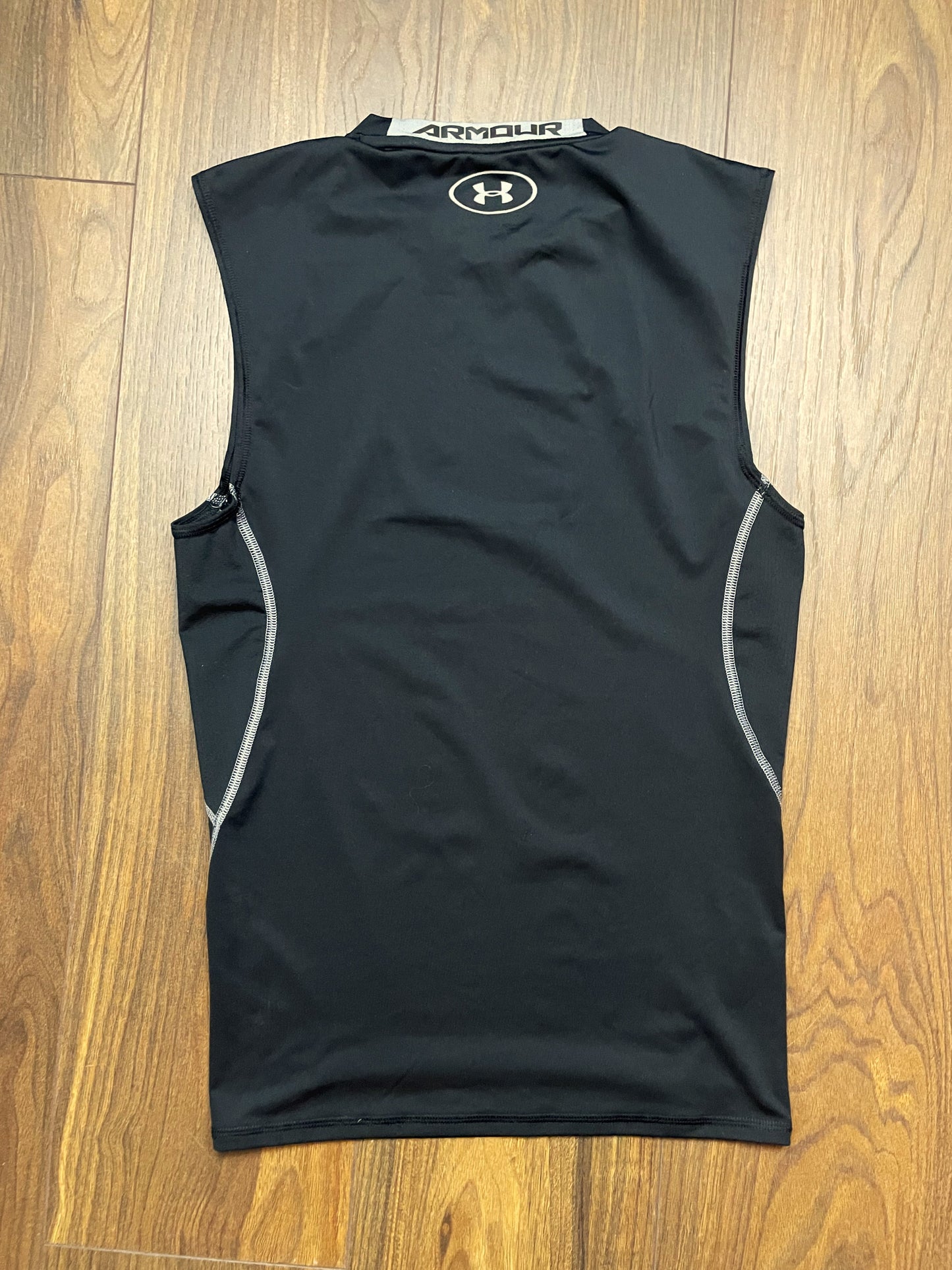 Αμάνικη Ανδρική, Αθλητική Μπλούζα UNDER ARMOUR Compression σε Μαύρο χρώμα (Medium Κολλητό)
