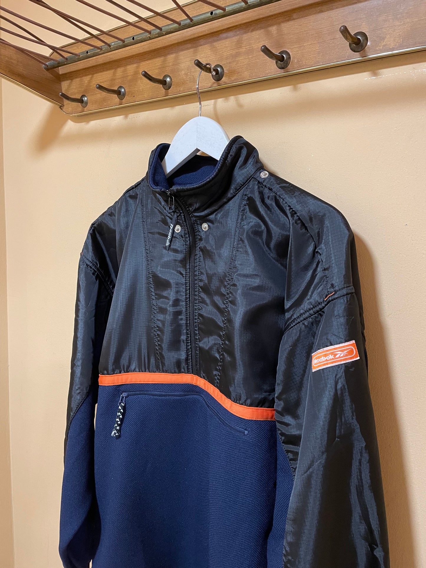 Ανδρικό Ελαφρύ Σπορ Τζάκετ REEBOK σε Μαύρο - Σκούρο Μπλε χρώμα (Oversized Medium)