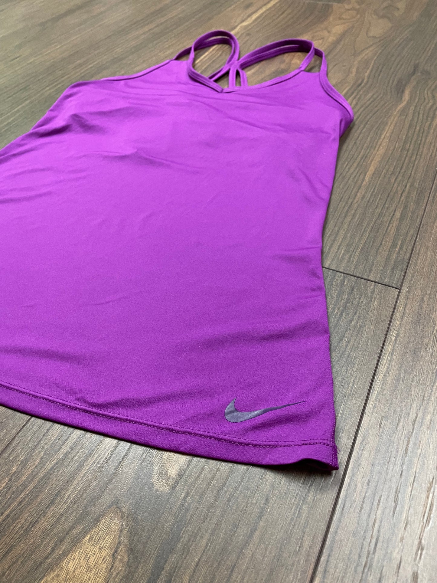 Αθλητική, Αμάνικη Γυναικεία Μπλούζα NIKE σε Βαθύ Μωβ χρώμα (S/M)