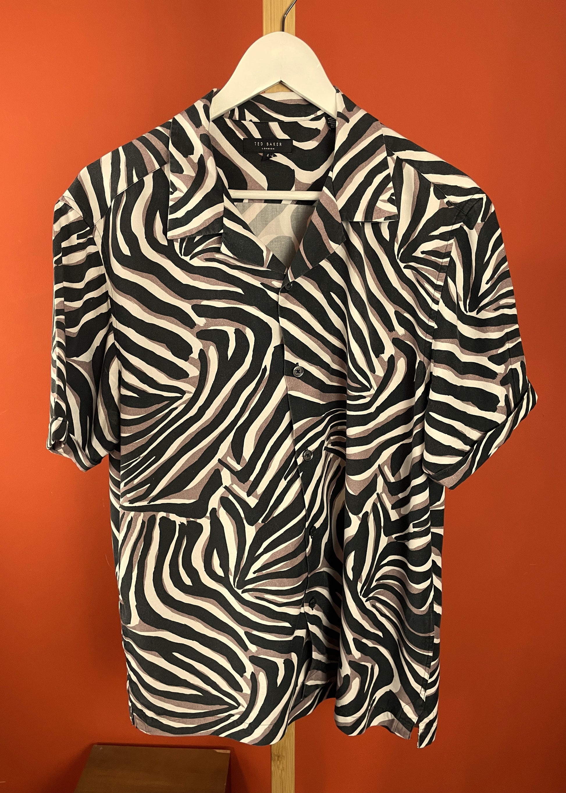 Animal Print Πουκάμισο TED BAKER σε Ασπρόμαυρο χρώμα με γραμμές χρώματος πούρου (ΑΝΔΡΙΚΟ: S, ΓΥΝΑΙΚΕΙΟ: M)