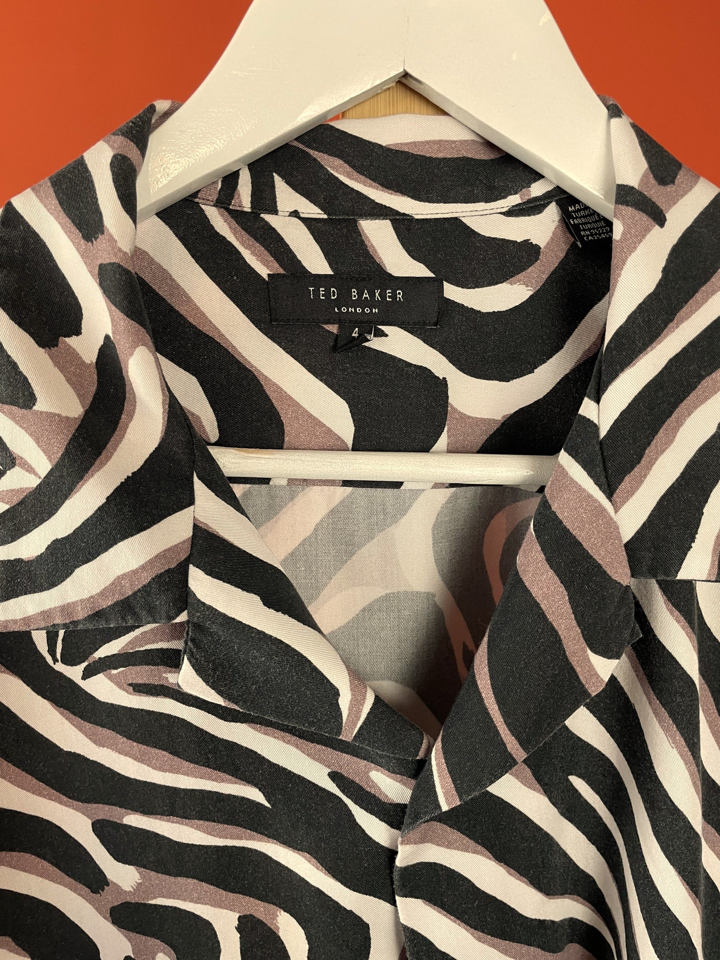 Animal Print Πουκάμισο TED BAKER σε Ασπρόμαυρο χρώμα με γραμμές χρώματος πούρου (ΑΝΔΡΙΚΟ: S, ΓΥΝΑΙΚΕΙΟ: M)
