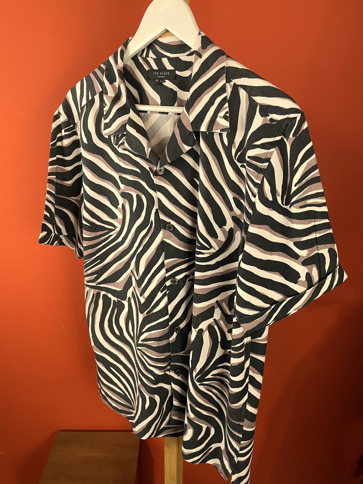Animal Print Πουκάμισο TED BAKER σε Ασπρόμαυρο χρώμα με γραμμές χρώματος πούρου (ΑΝΔΡΙΚΟ: S, ΓΥΝΑΙΚΕΙΟ: M)