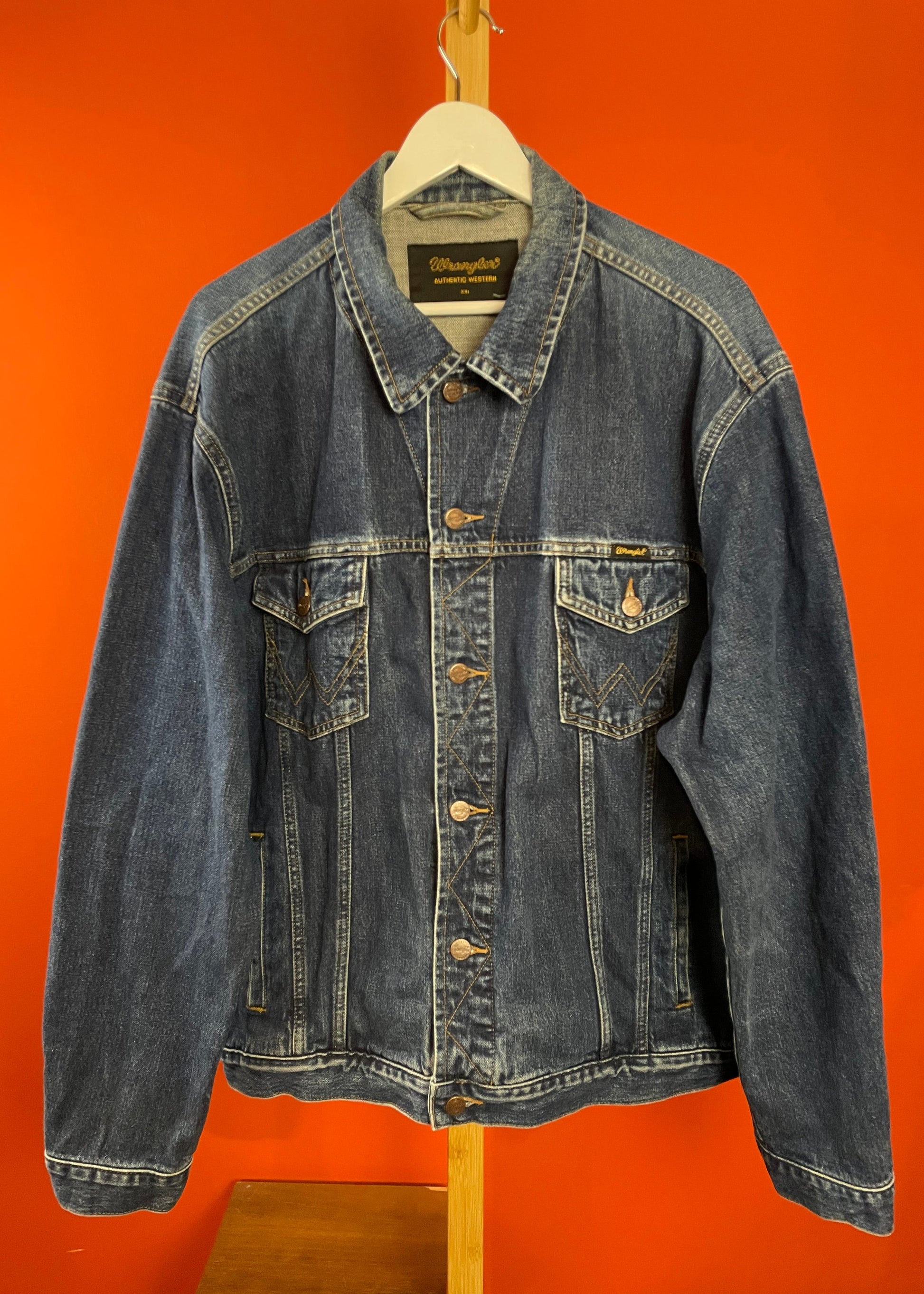 Ανδρικό Τζιν Τζάκετ WRANGLER σε Σκούρο σε Κλασικό Denim (Άνετο XL/2XL)