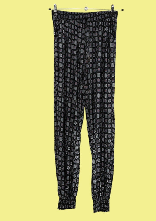 Εμπριμέ Γυναικεία Παντελόνα με Μαύρο φόντο και σούρες στα μπατζάκια (Medium)