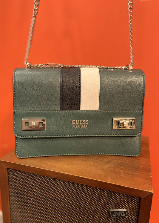 Γυναικεία Μικρή Τσάντα Ώμου GUESS σε Κυπαρισσί χρώμα