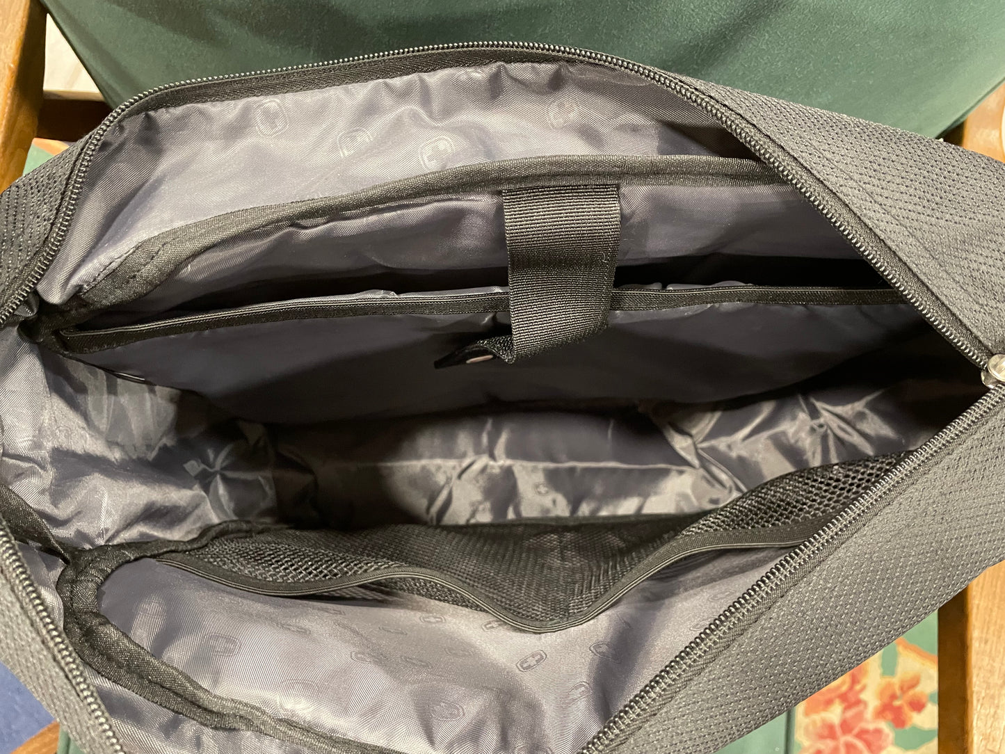 Τσάντα Laptop WENGER σε Μαύρο χρώμα (No 46 - Καλύπτει άνετα μέχρι XL - Άνετη γραμμη)
