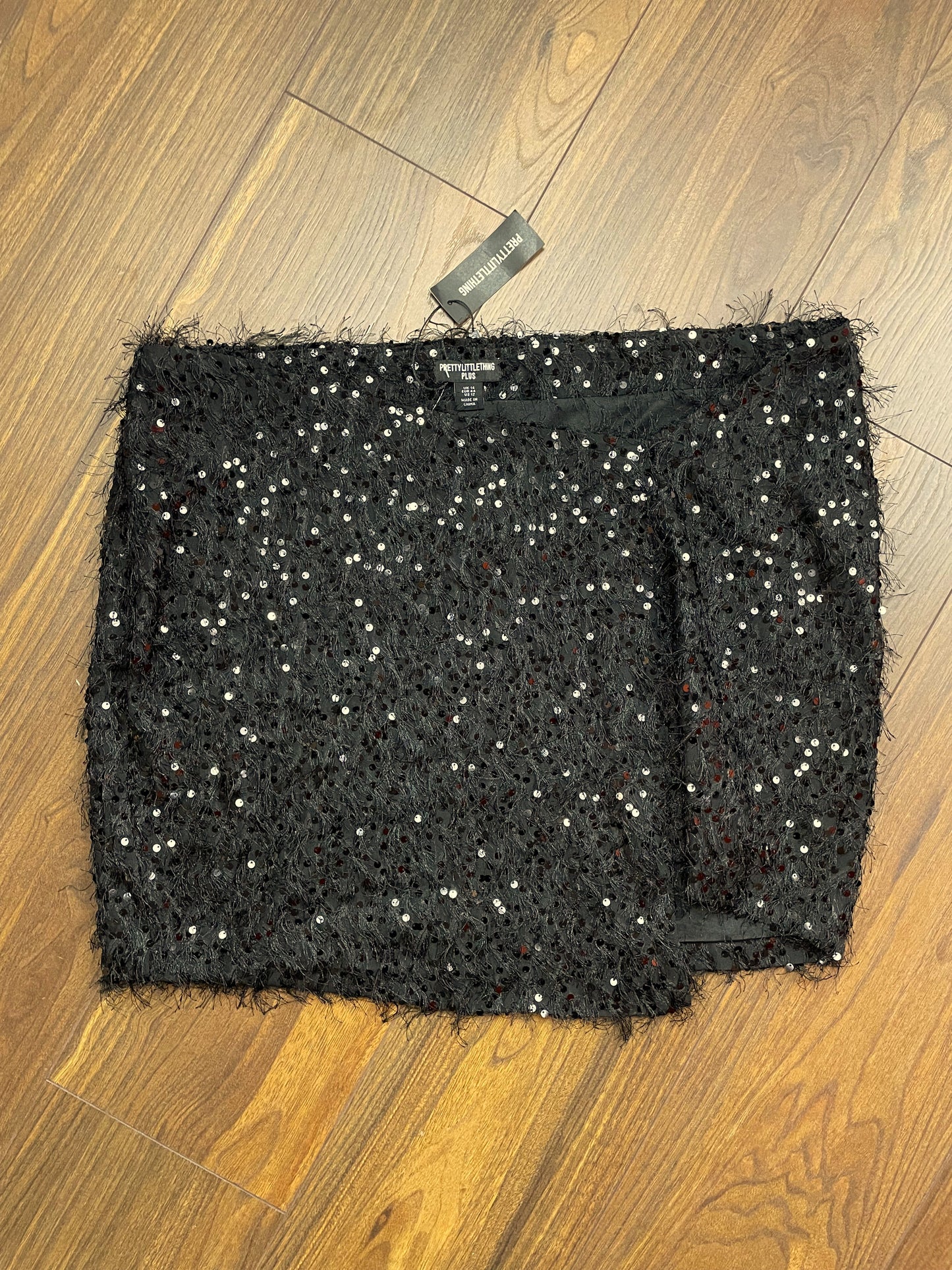 Stock, Αμπιγιέ Φούστα με Παγιέτες PRETTY LITTLE THING Plus σε Μαύρο χρώμα (XL)