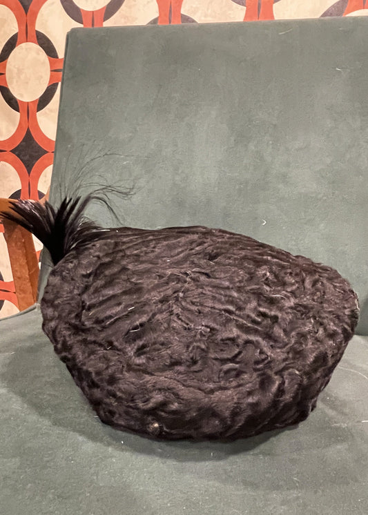 Vintage, Γούνινο Καπέλο Αστρακάν με Μικρό Φτερό σε Μαύρο Χρώμα