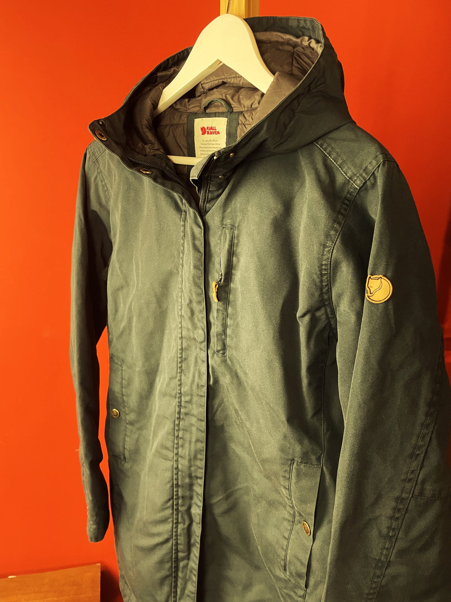 Γυναικείο Μπουφάν με Κουκούλα FJALL RAVEN σε Πετρόλ χρώμα (Medium - Σχετικά στενή γραμμή)