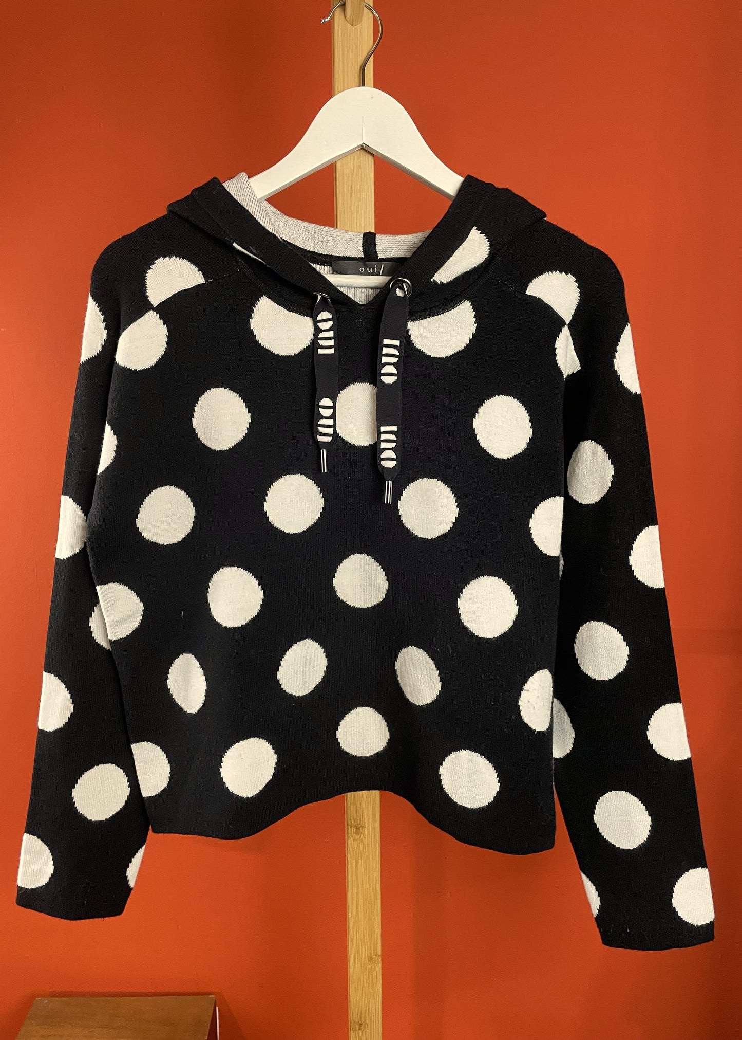 Γυναικεία Πλεκτή Μπλούζα με Κουκούλα OUI σε Μαυρόασπρο χρώμα 