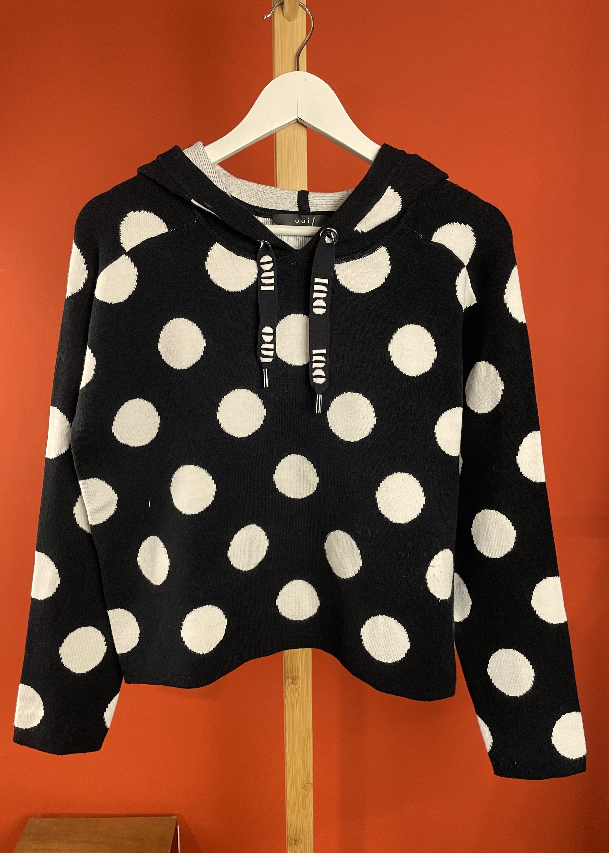 Γυναικεία Πλεκτή Μπλούζα με Κουκούλα OUI σε Μαυρόασπρο χρώμα 