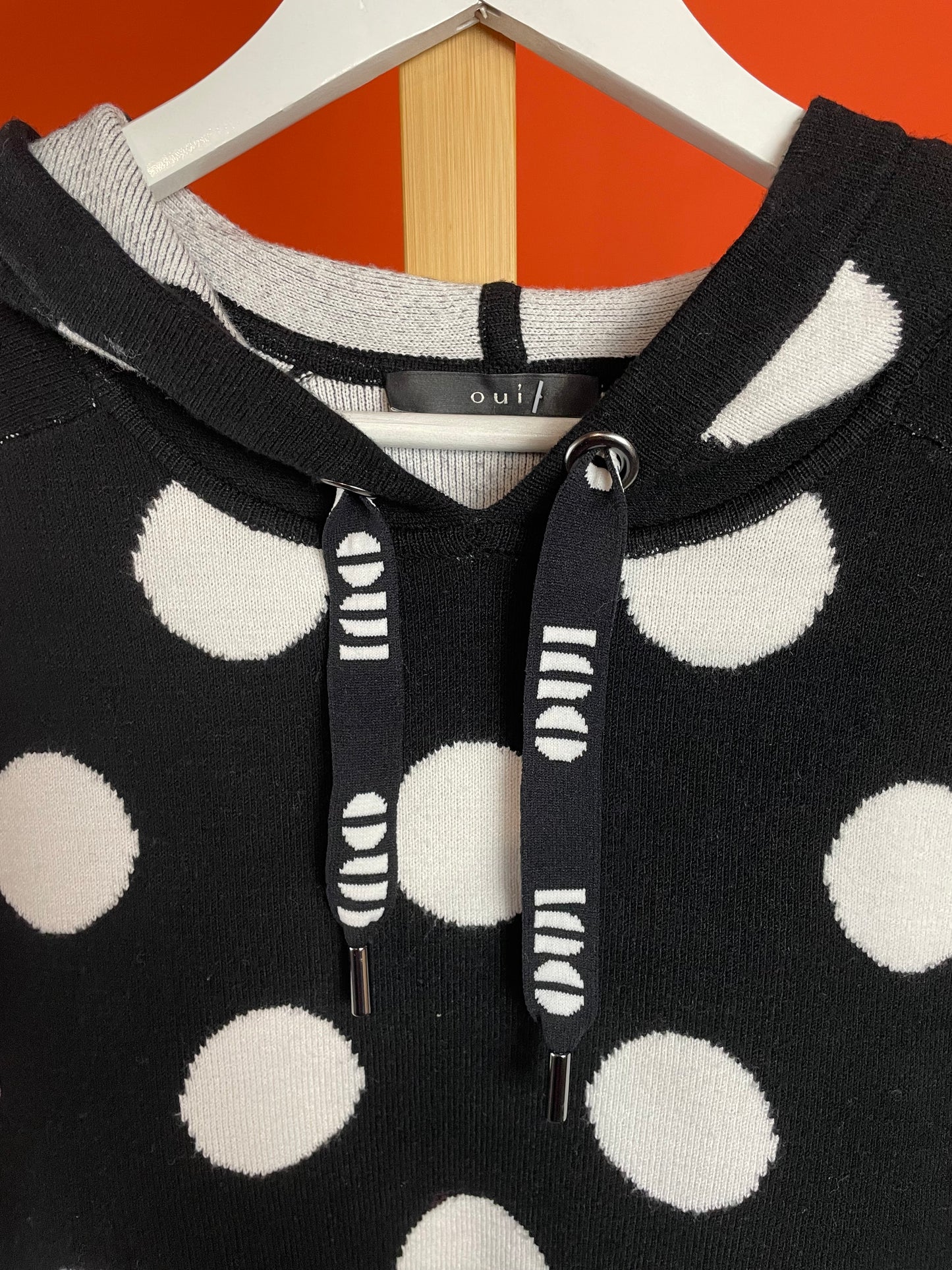 Γυναικεία Πλεκτή Μπλούζα με Κουκούλα OUI σε Μαυρόασπρο χρώμα (S/M)