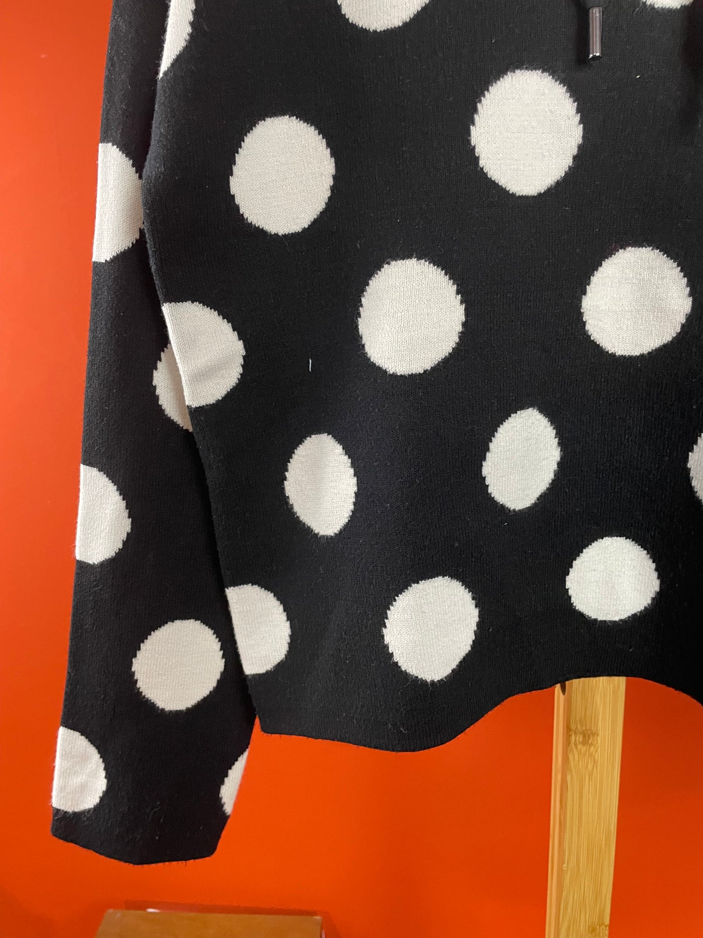 Γυναικεία Πλεκτή Μπλούζα με Κουκούλα OUI σε Μαυρόασπρο χρώμα (S/M)