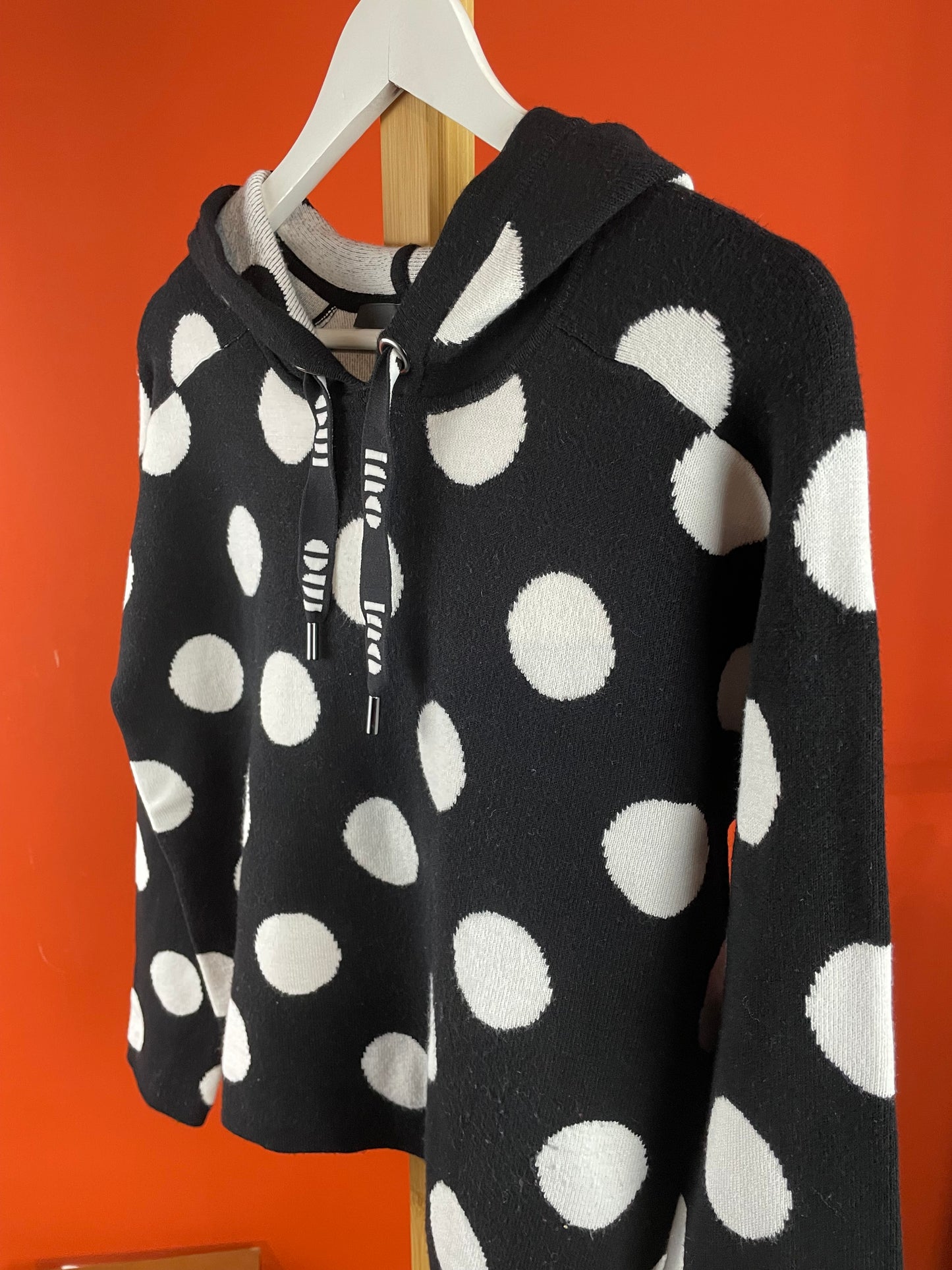 Γυναικεία Πλεκτή Μπλούζα με Κουκούλα OUI σε Μαυρόασπρο χρώμα (S/M)