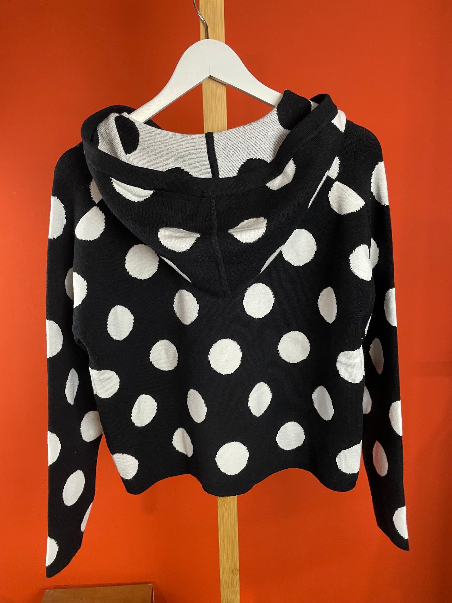 Γυναικεία Πλεκτή Μπλούζα με Κουκούλα OUI σε Μαυρόασπρο χρώμα (S/M)