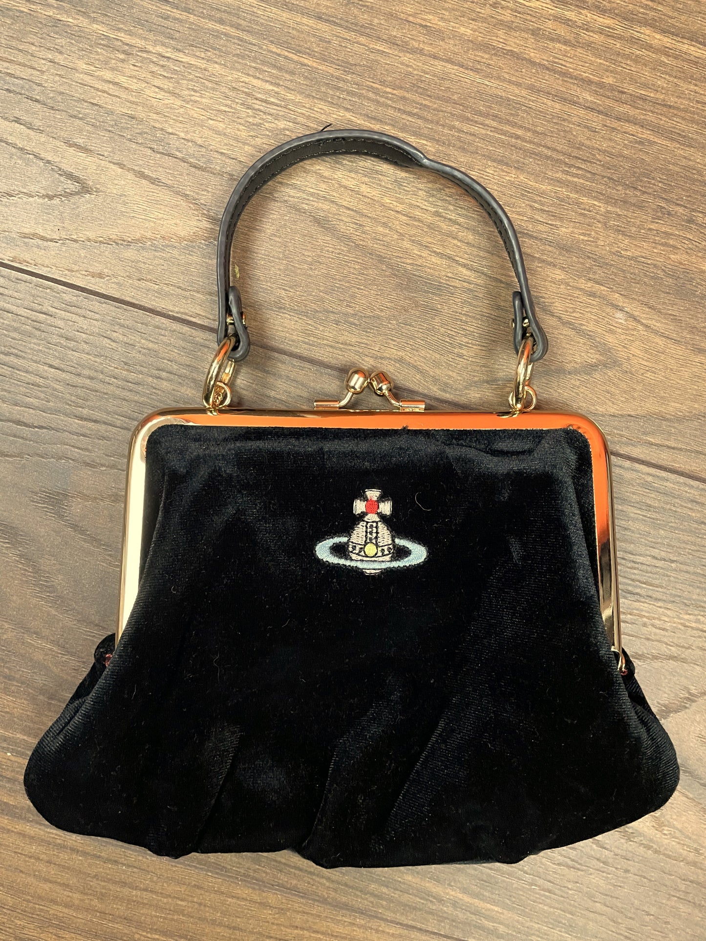 UNIQUE ITEM: Βελούδινο, Γυναικείo Τσαντάκι VIVIENNE WESTWOOD σε Μαύρο χρώμα