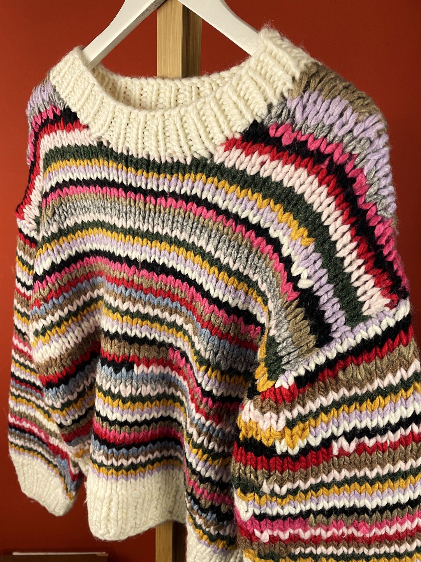 Γυναικεία Πλεκτή Μπλούζα / Πουλόβερ CHANDA σε Λευκό χρώμα και Παστέλ γραμμές (Άνετο L)