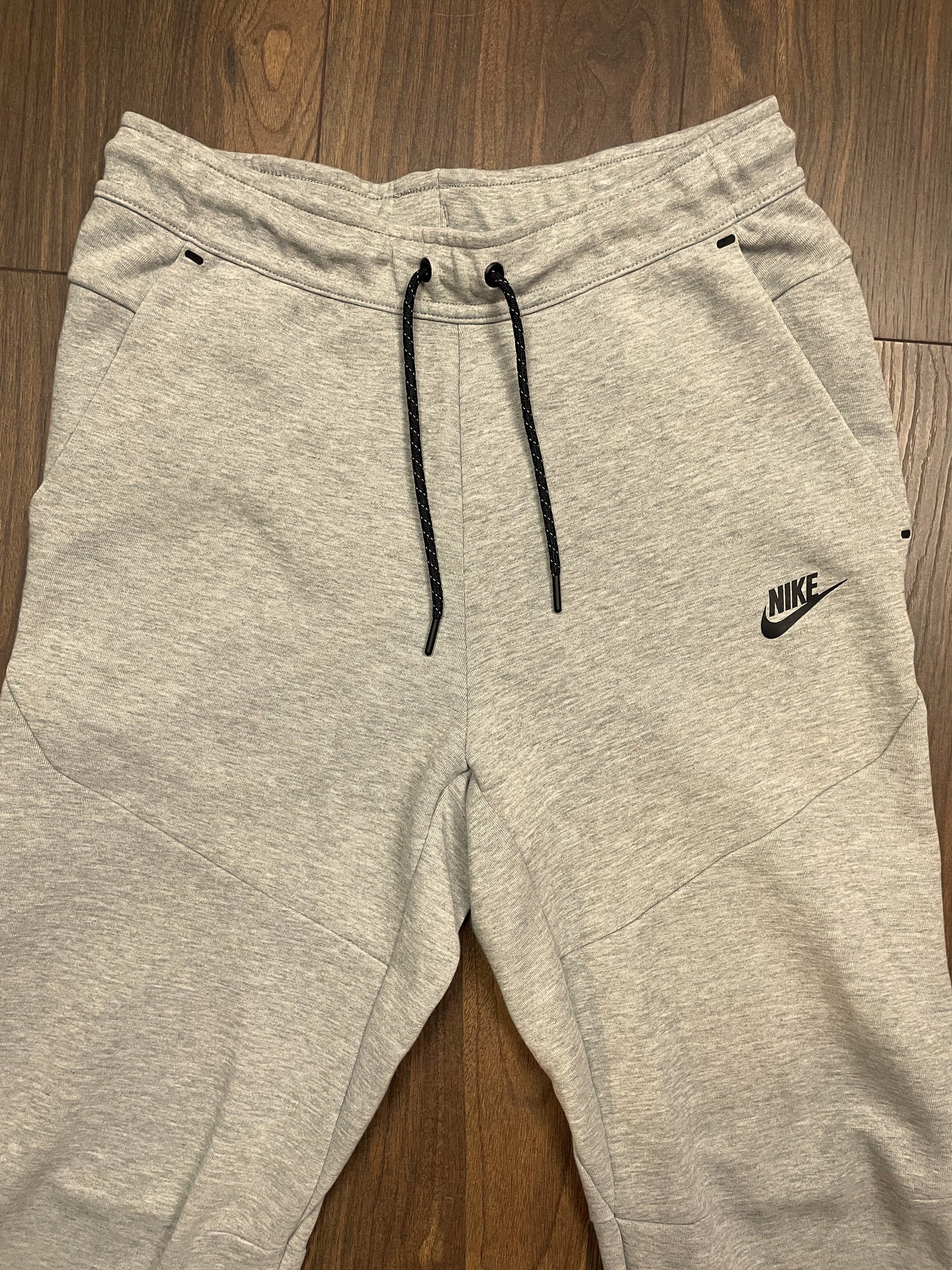 Γυναικεία Αθλητική Φόρμα NIKE σε Ανοιχτό Γκρι χρώμα (Small)