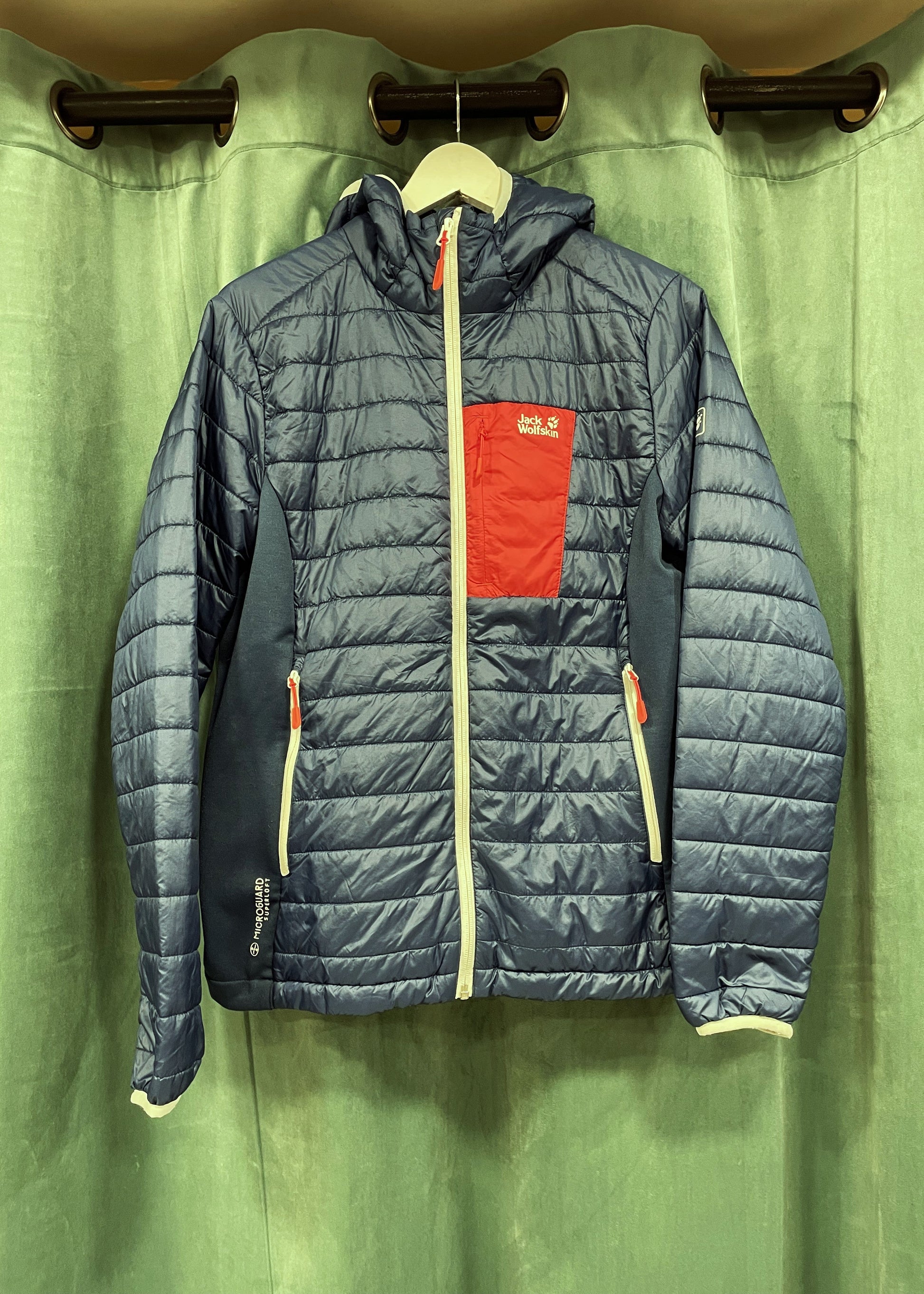 Γυναικείο Αθλητικό Μπουφάν JACK WOLFSKIN σε Σκούρο Μπλε χρώμα (Large - Fit γραμμή)