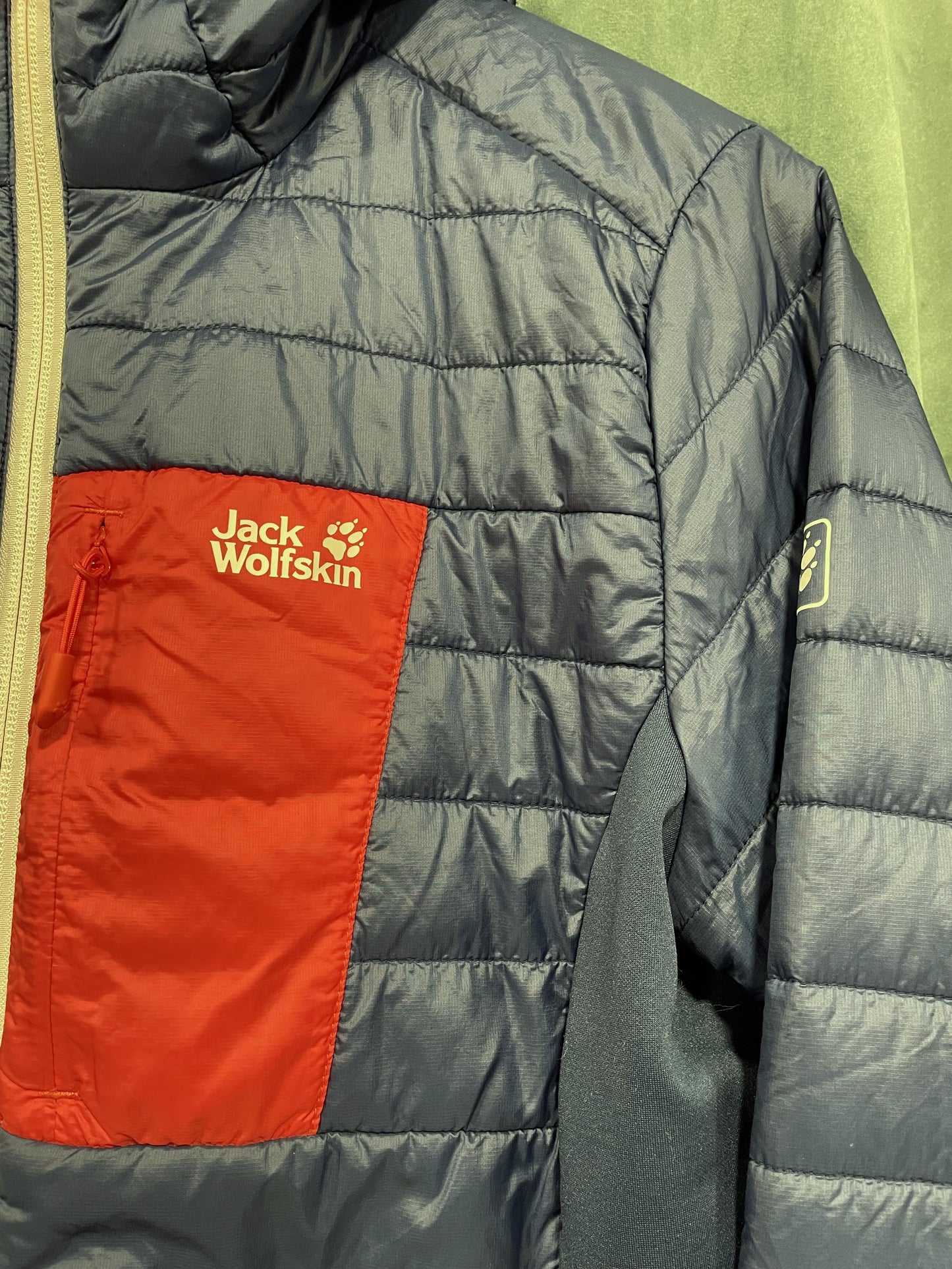 Γυναικείο Αθλητικό Μπουφάν JACK WOLFSKIN σε Σκούρο Μπλε χρώμα (Large - Fit γραμμή)