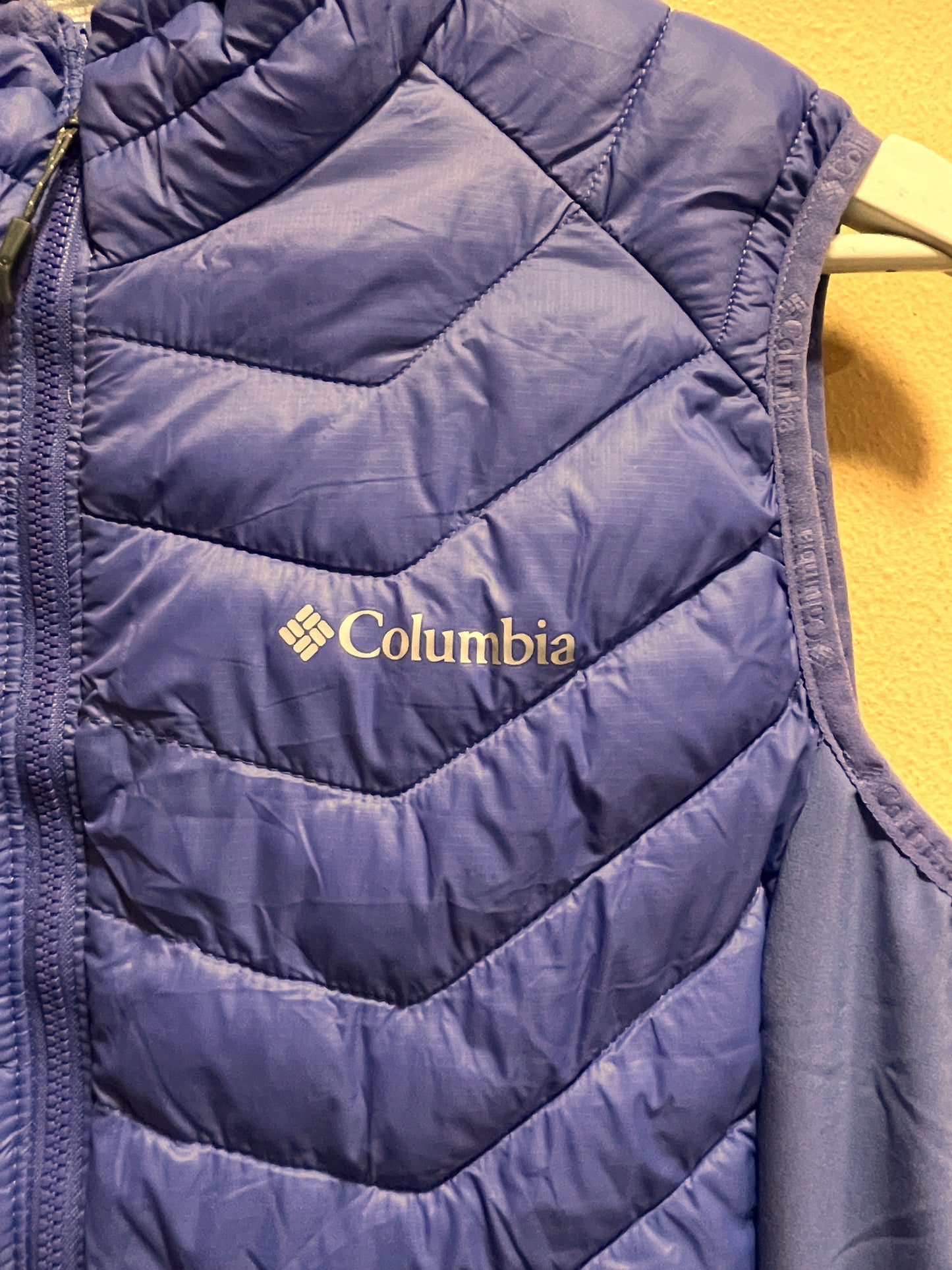 Γυναικείο αμάνικο Μπουφάν COLUMBIA σε Λιλά χρώμα (Εφαρμοστό L - Άνετο M)