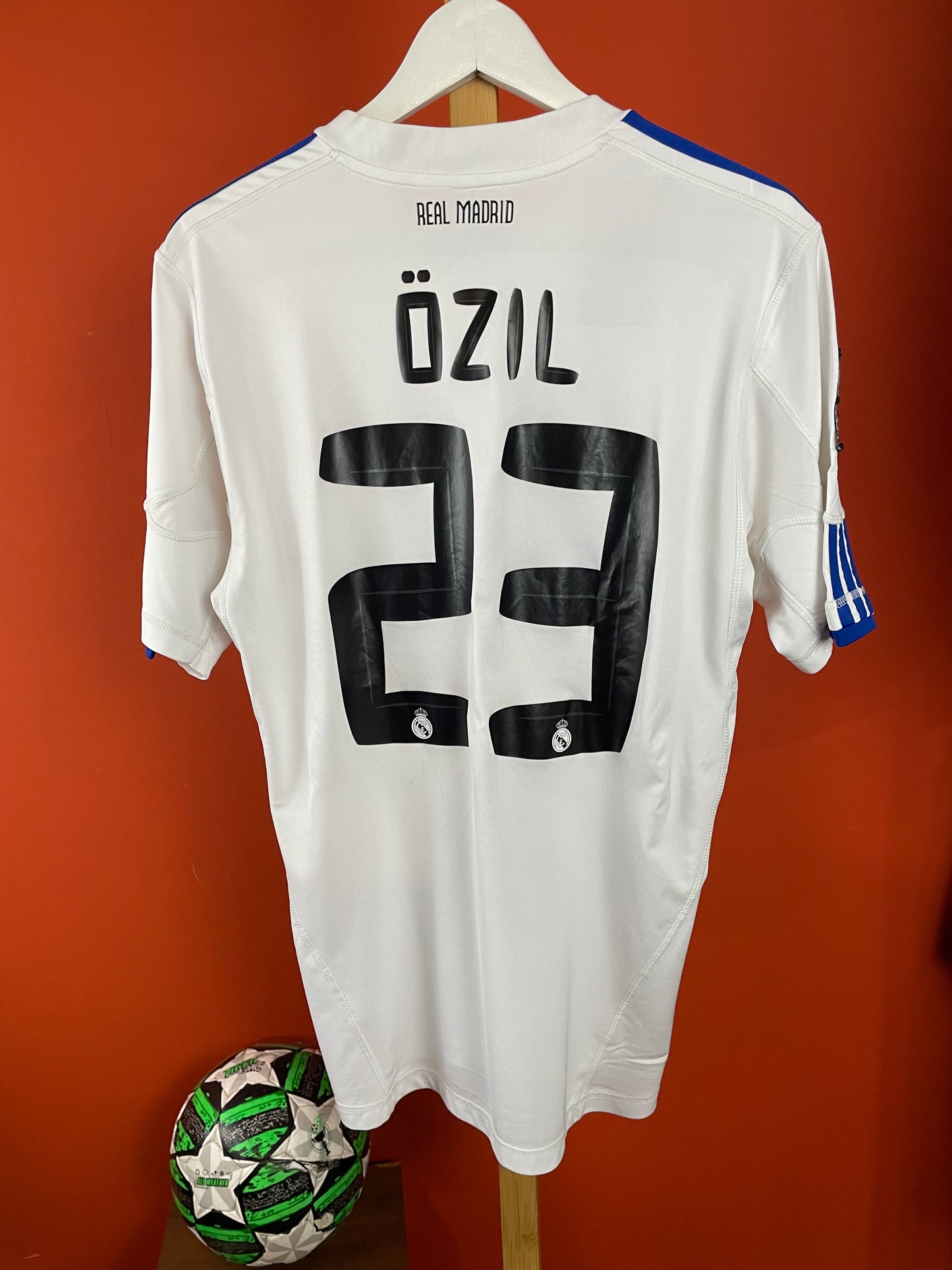 REAL MADRID 2010/11 Football Jersey by ADIDAS (Medium)