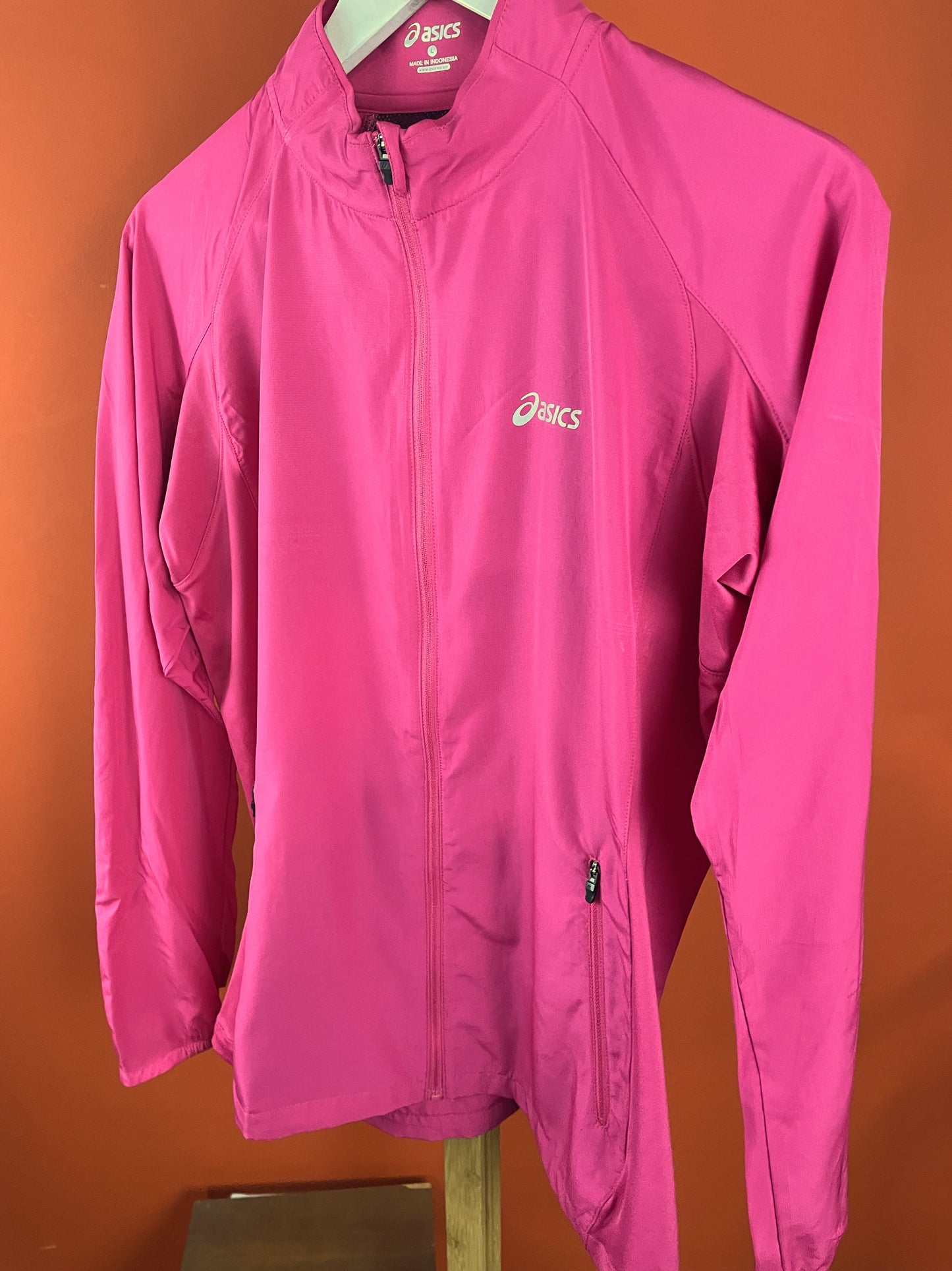 Αθλητικό, ελαφρύ Γυναικείο Τζάκετ ASICS σε Φούξια χρώμα (Εφαρμοστό L)