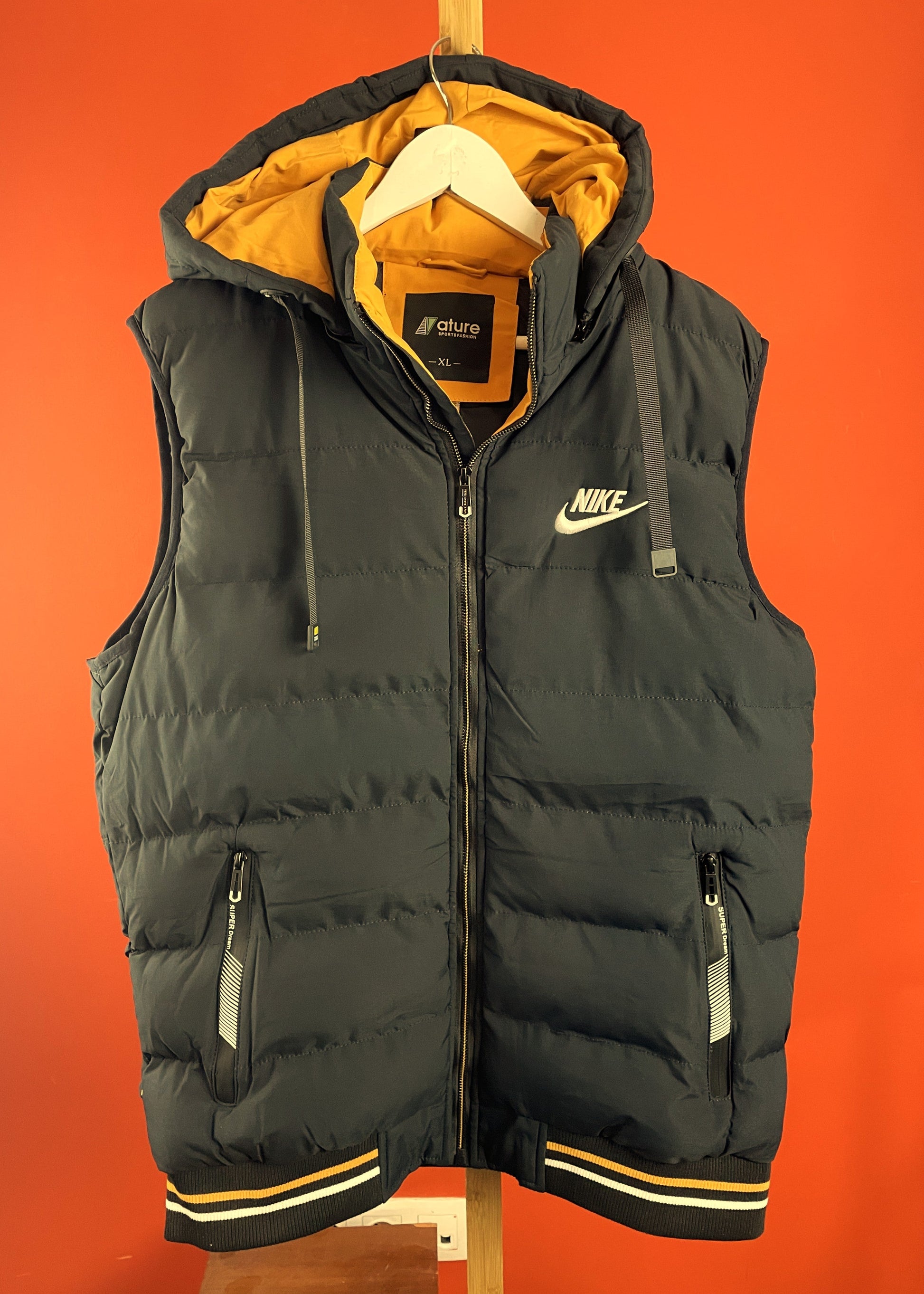 Αθλητικό, Αμάνικο Bomber NIKE Nature Sportsfashion σε Μαύρο / Κίτρινο χρώμα (ΓΥΝΑΙΚΑ: Άνετο L - ΑΝΔΡΑΣ: M/L)