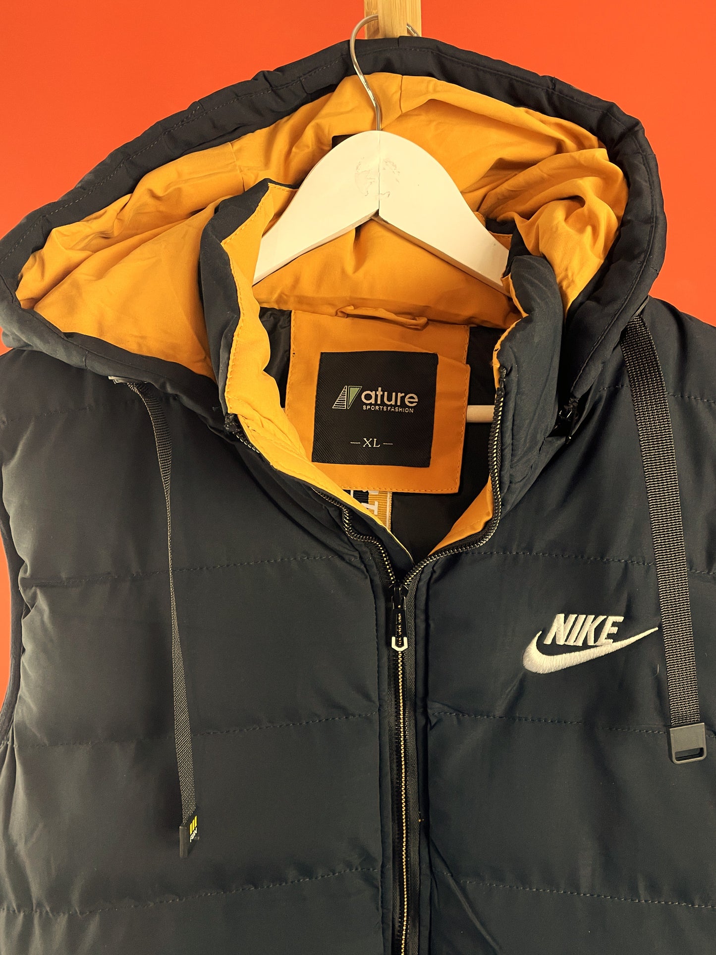 Αθλητικό, Αμάνικο Bomber NIKE Nature Sportsfashion σε Μαύρο / Κίτρινο χρώμα (ΓΥΝΑΙΚΑ: Άνετο L - ΑΝΔΡΑΣ: M/L)