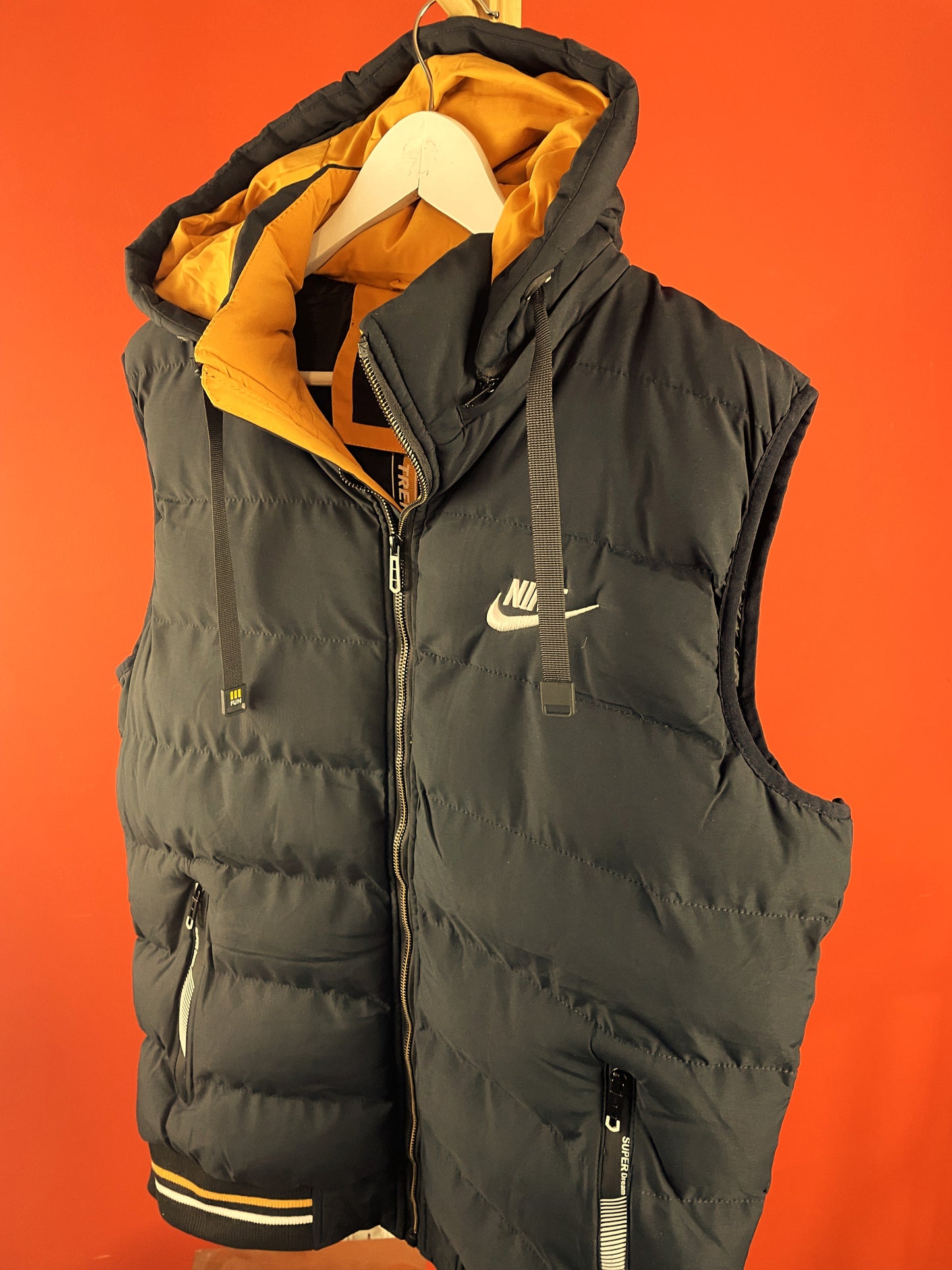 Αθλητικό, Αμάνικο Bomber NIKE Nature Sportsfashion σε Μαύρο / Κίτρινο χρώμα (ΓΥΝΑΙΚΑ: Άνετο L - ΑΝΔΡΑΣ: M/L)