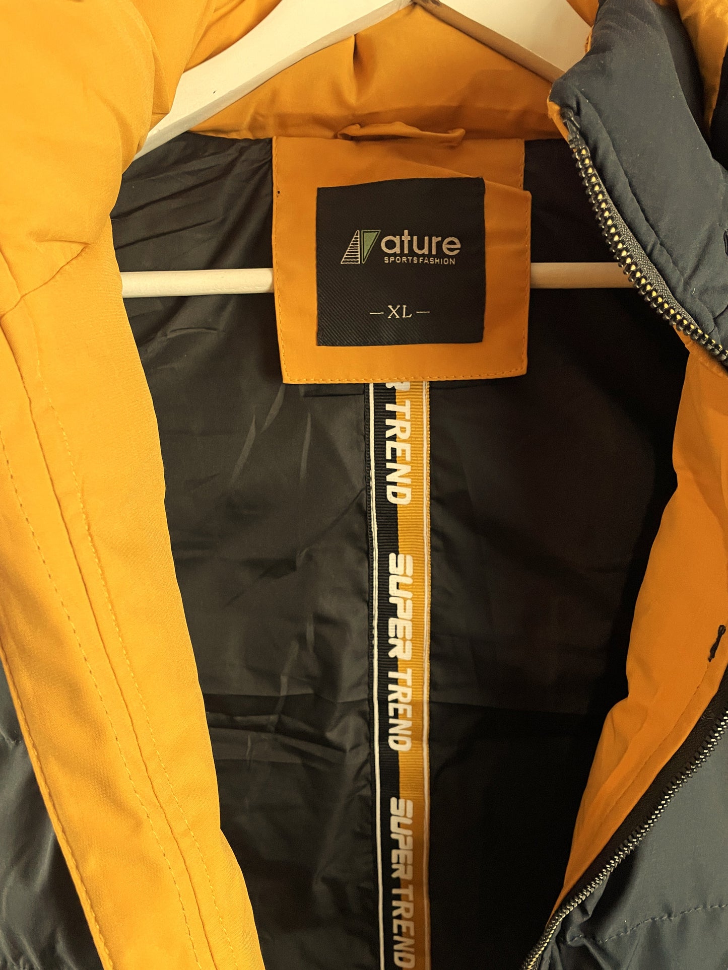 Αθλητικό, Αμάνικο Bomber NIKE Nature Sportsfashion σε Μαύρο / Κίτρινο χρώμα (ΓΥΝΑΙΚΑ: Άνετο L - ΑΝΔΡΑΣ: M/L)