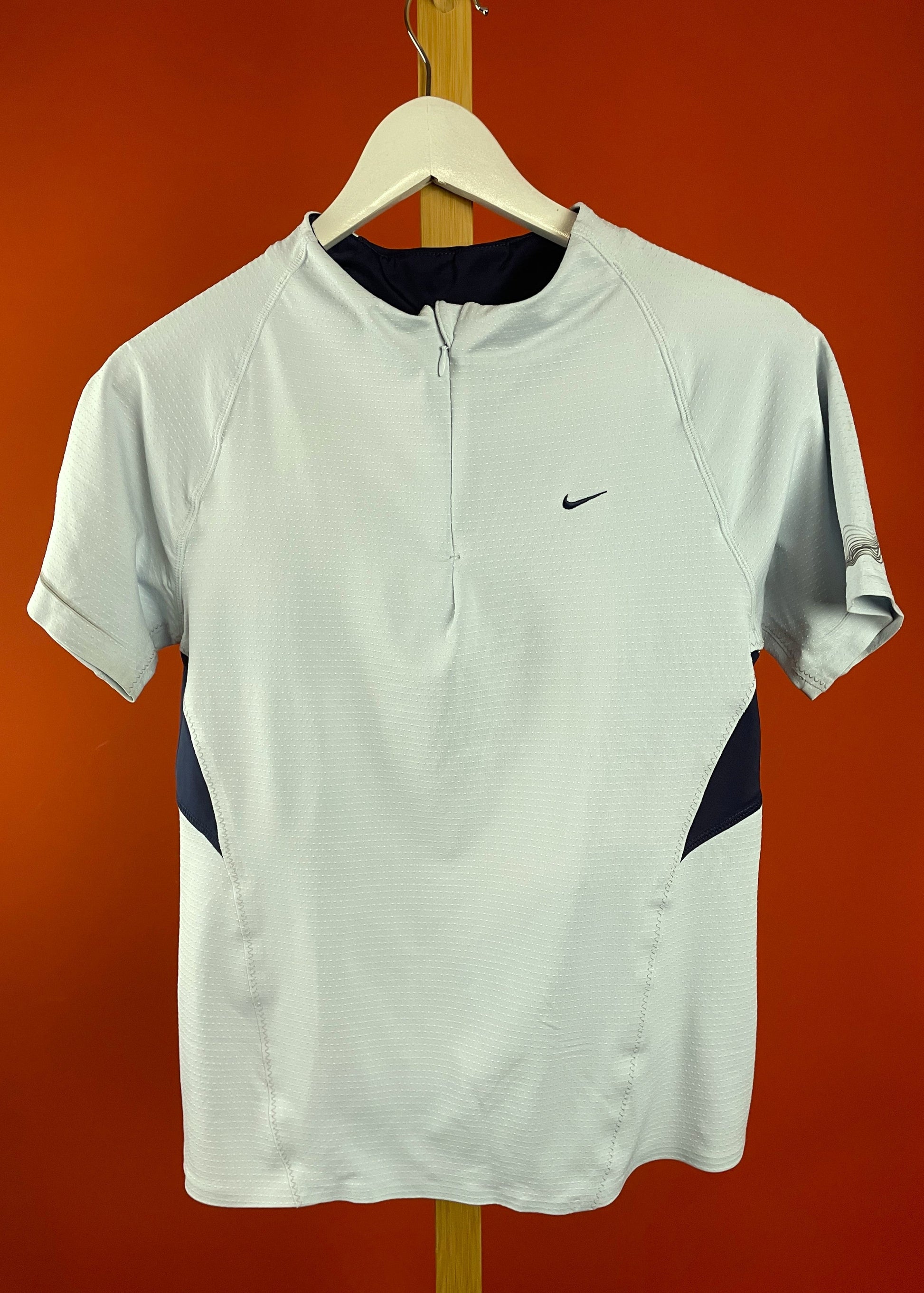 Stock, Αθλητική Γυναικεία Μπλούζα NIKE Sphere React σε Γαλάζιο χρώμα (Σφιχτό L)