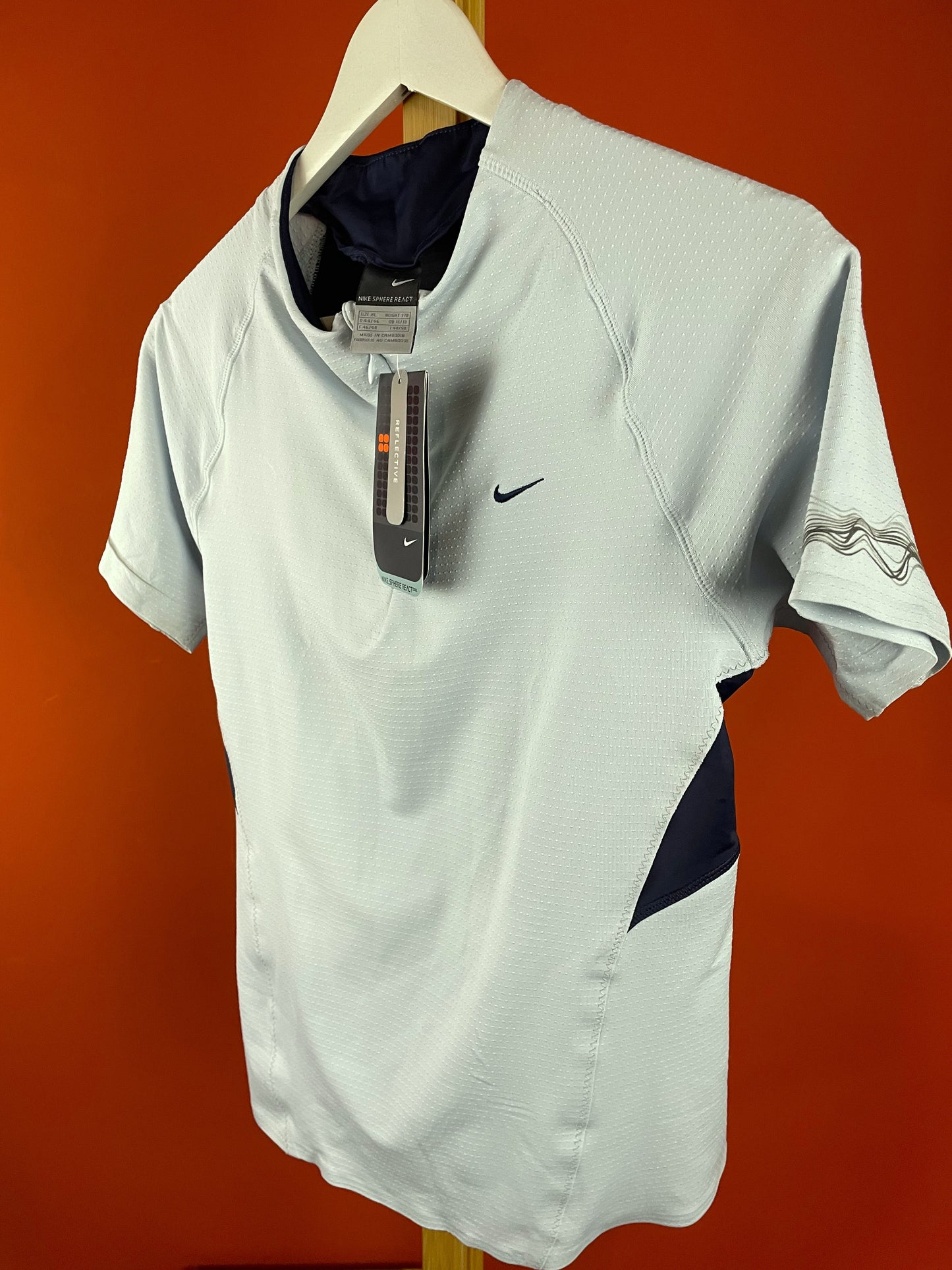 Stock, Αθλητική Γυναικεία Μπλούζα NIKE Sphere React σε Γαλάζιο χρώμα (Σφιχτό L)