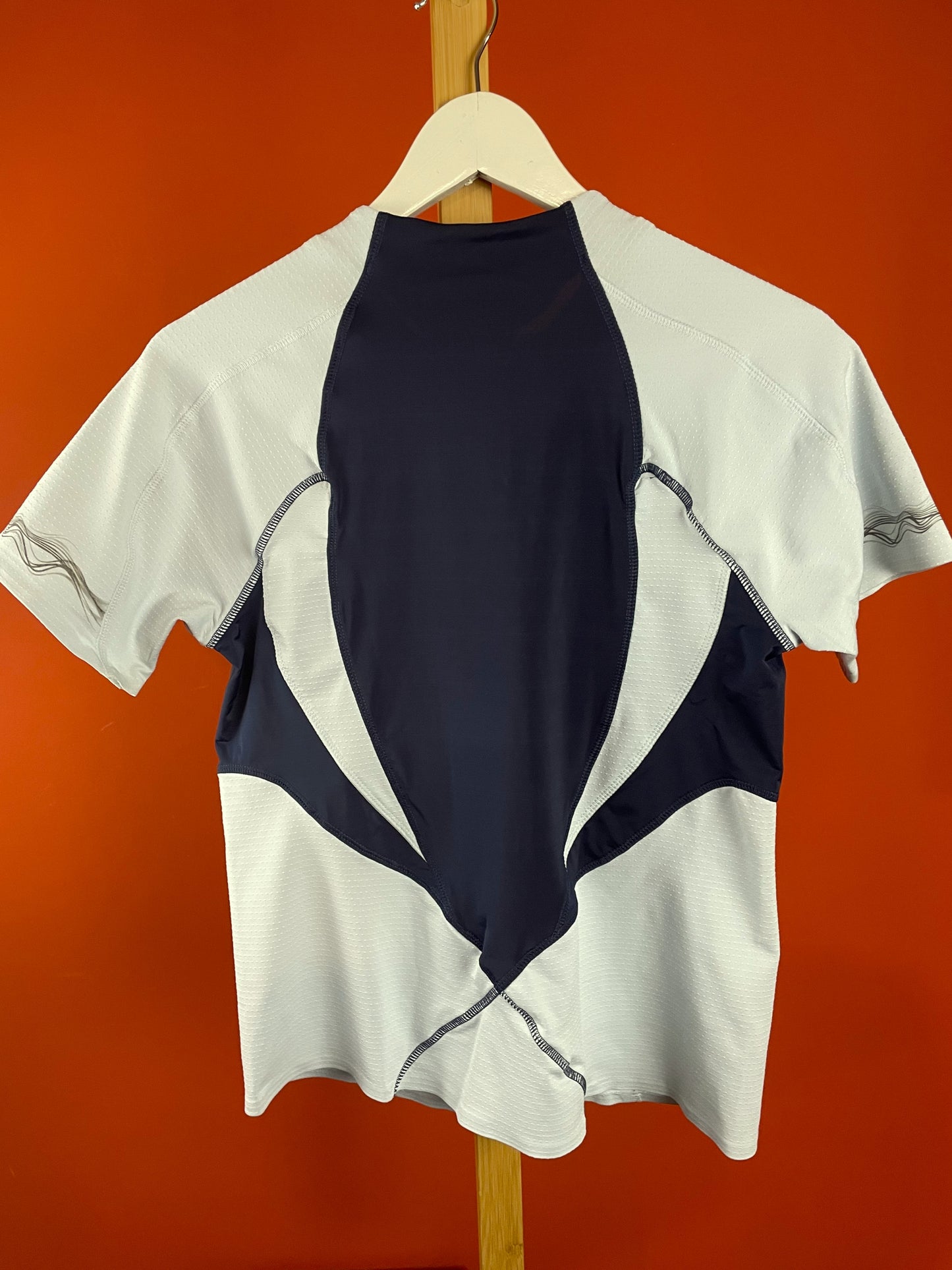 Stock, Αθλητική Γυναικεία Μπλούζα NIKE Sphere React σε Γαλάζιο χρώμα (Σφιχτό L)