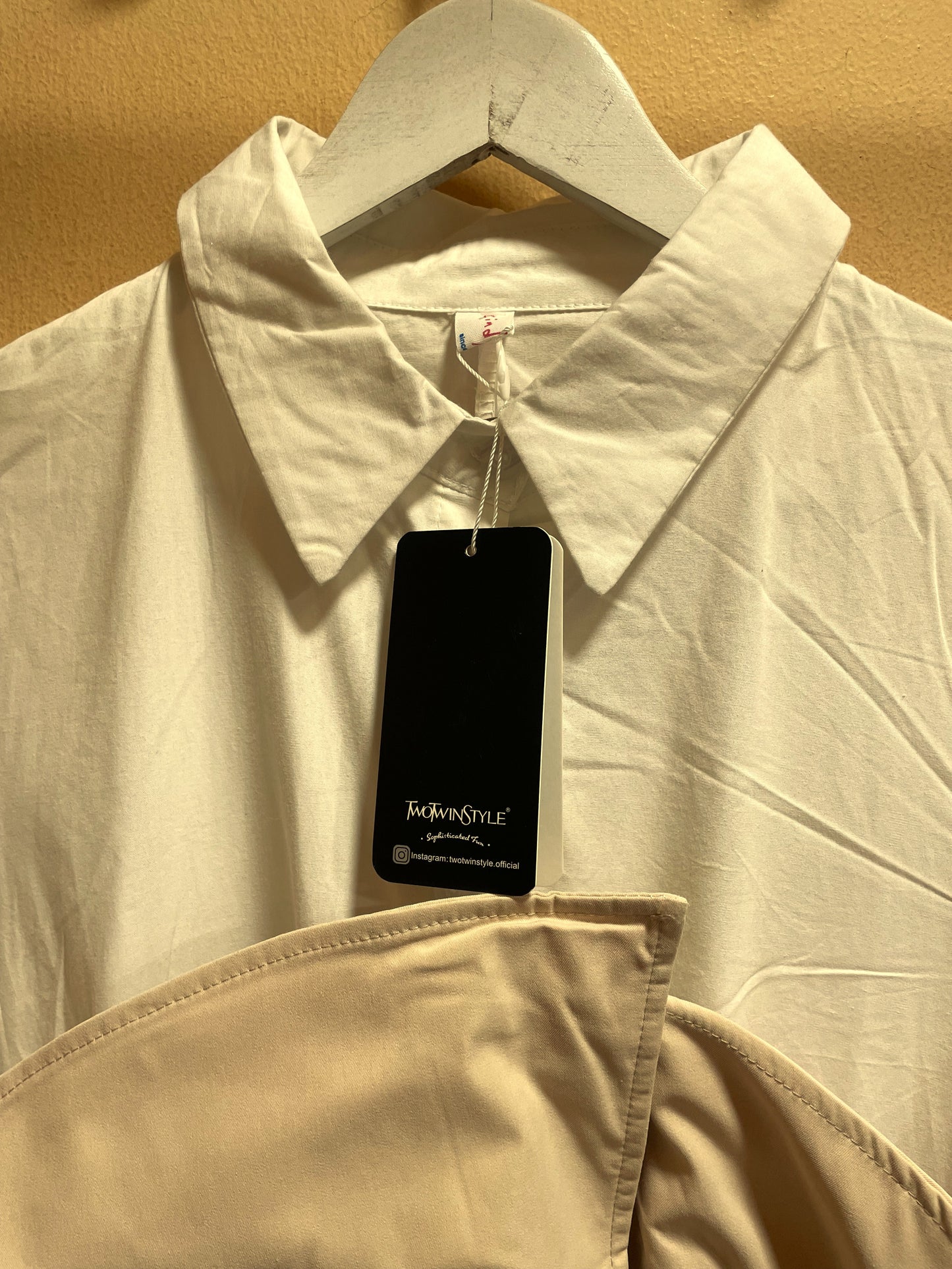 Stock Φόρεμα TWOTWINSTYLE σε Μπεζ - Λευκό χρώμα (Medium)