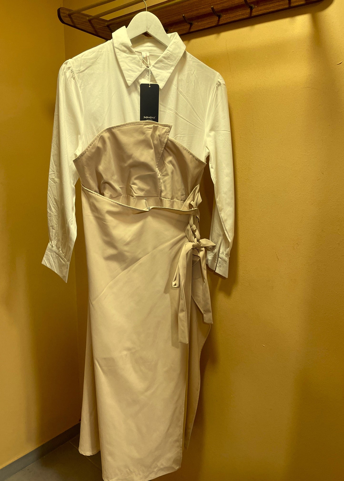 Stock Φόρεμα TWOTWINSTYLE σε Μπεζ - Λευκό χρώμα (Medium)