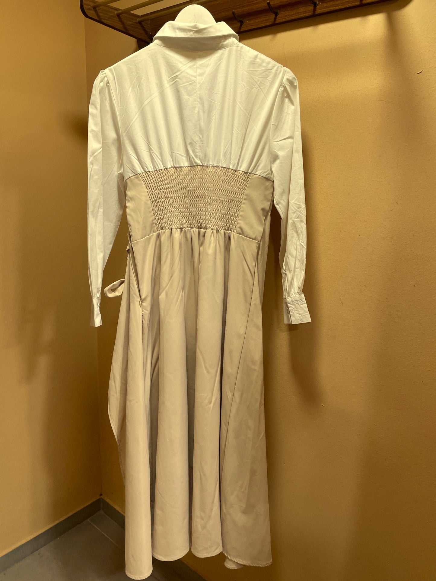 Stock Φόρεμα TWOTWINSTYLE σε Μπεζ - Λευκό χρώμα (Medium)