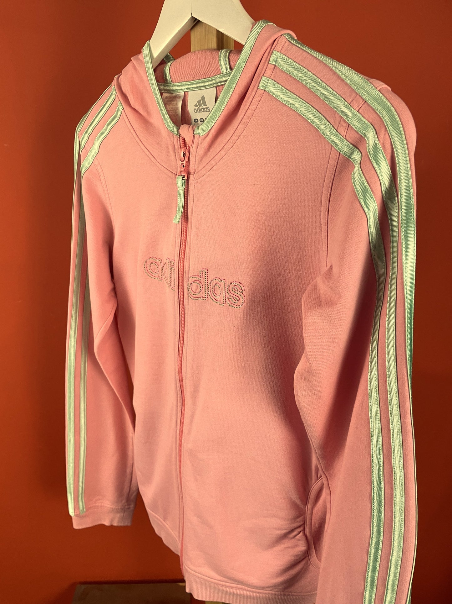 Γυναικεία Αθλητική Ζακέτα με Κουκούλα ADIDAS σε Ροζ χρώμα (Άνετο S)