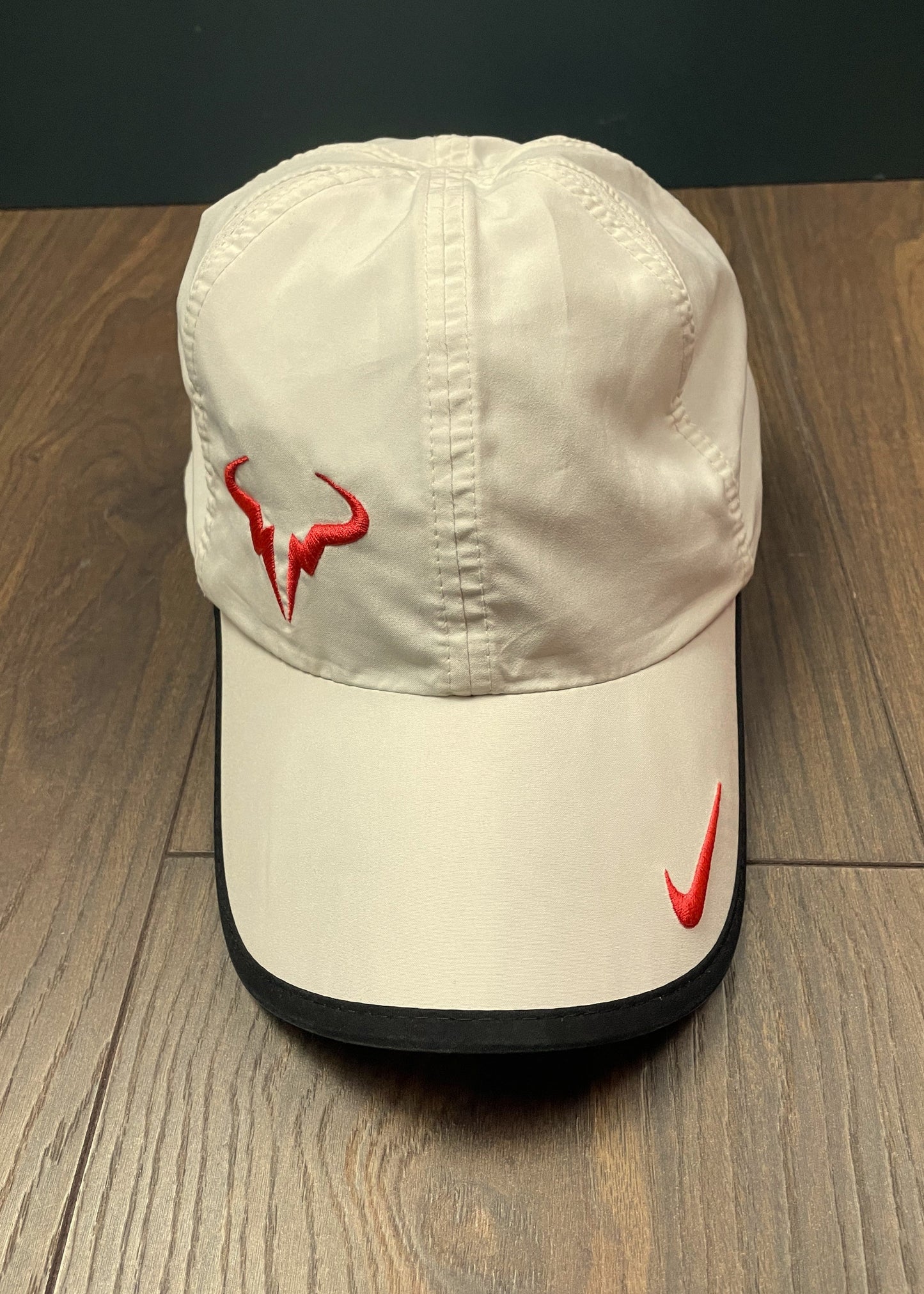 Καπέλο / Τζόκεϊ NIKE Feather Light - Dri Fit σε σπασμένο Λευκό χρώμα