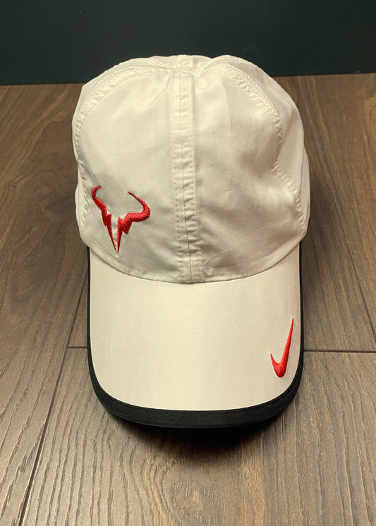 Καπέλο / Τζόκεϊ NIKE Feather Light - Dri Fit σε σπασμένο Λευκό χρώμα