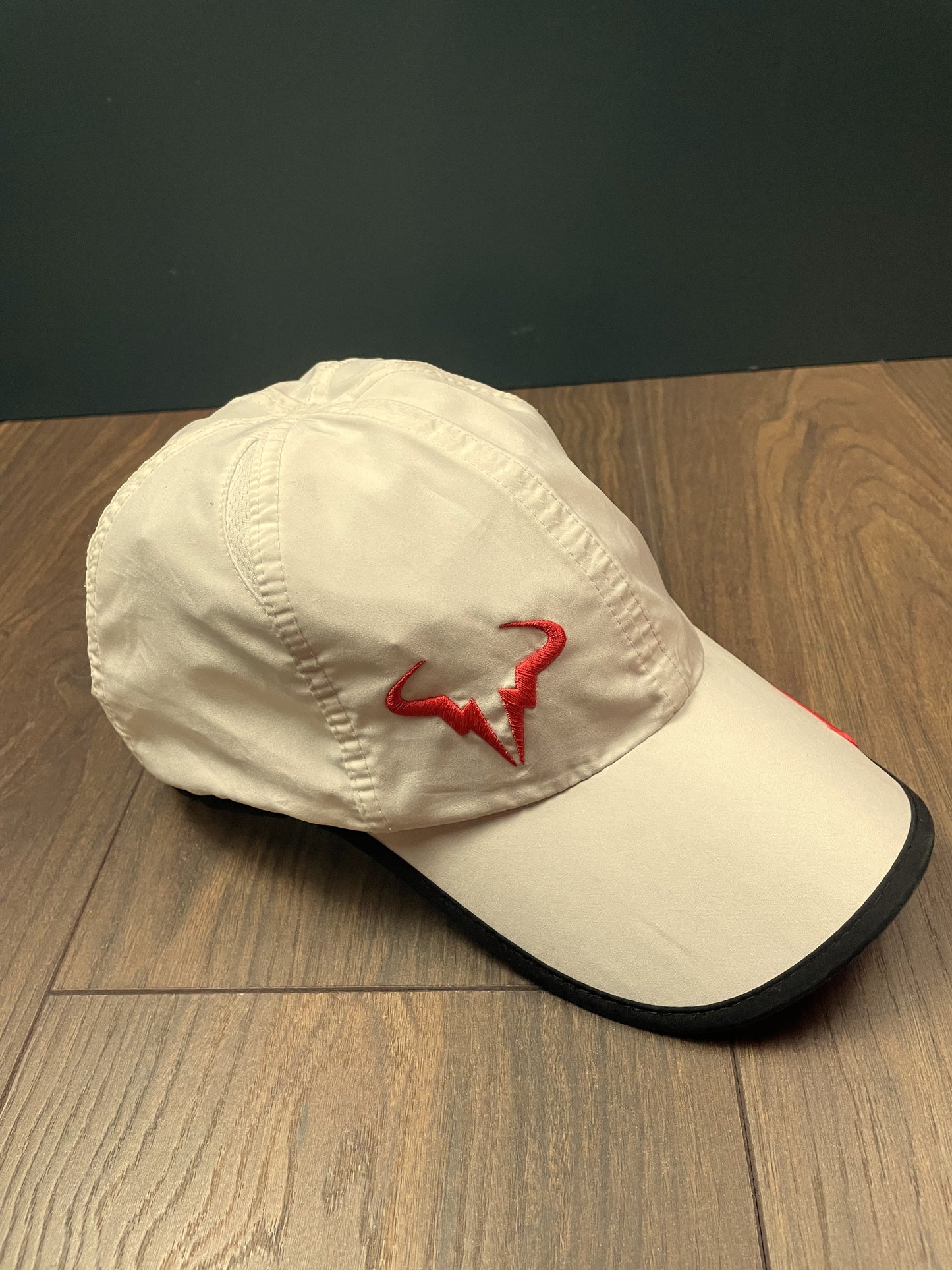 Καπέλο / Τζόκεϊ NIKE Feather Light - Dri Fit σε σπασμένο Λευκό χρώμα