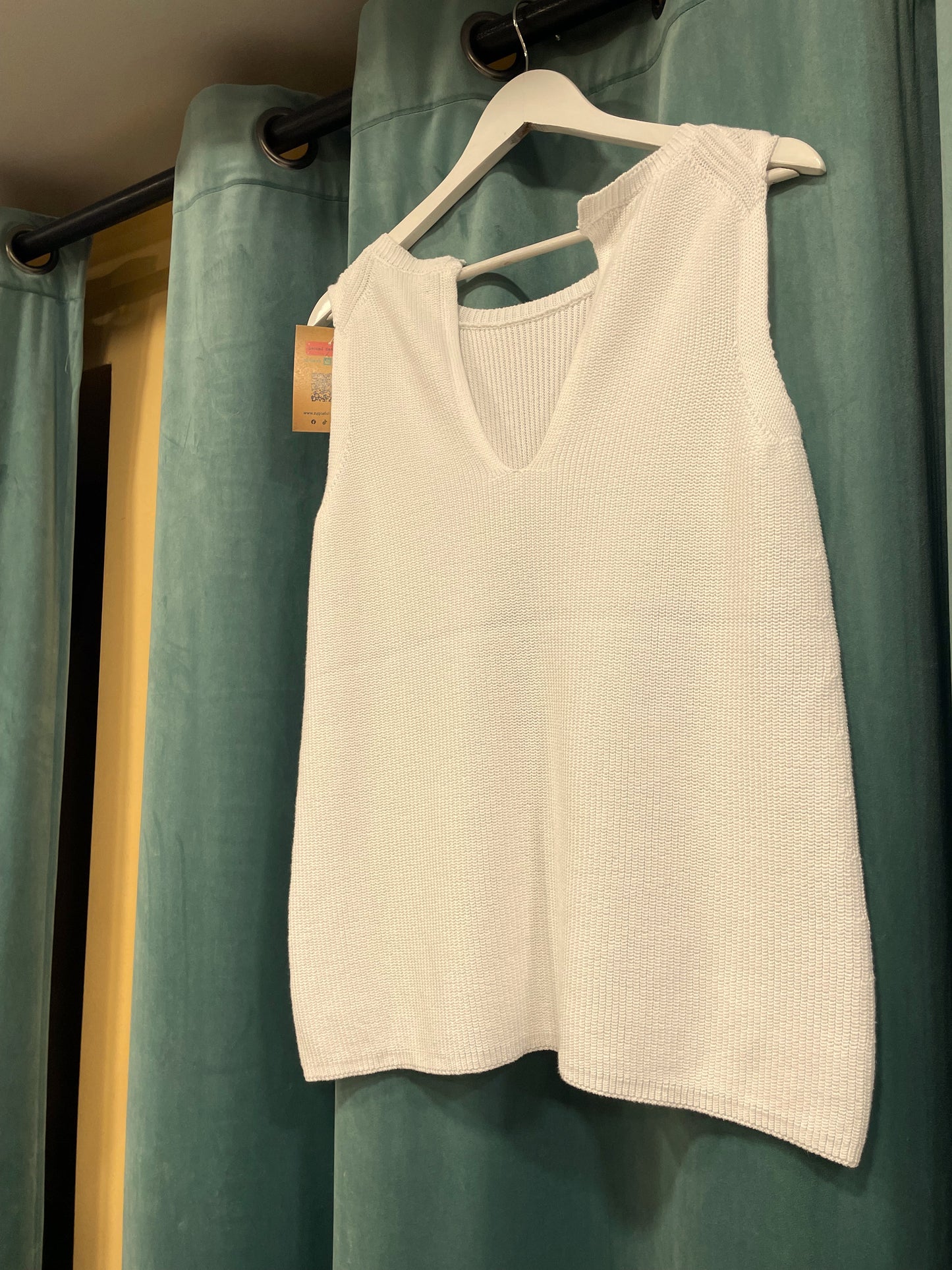 Αμάνικη, Γυναικεία Πλεκτή Μπλούζα σε Λευκό Χρώμα (Άνετο M/L)